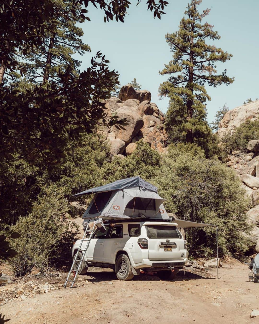 W E Y L I Eのインスタグラム：「The mountains are calling 🏕 How cool is our friends set up? See a full tour in our new vlog- link in bio! 💫」