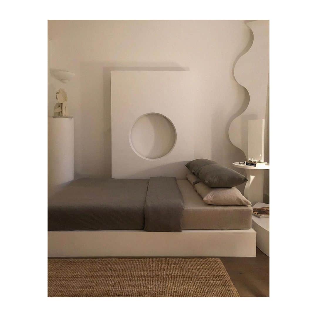 エレスさんのインスタグラム写真 - (エレスInstagram)「Minimalist bedroom inspiration by @oscarpiccolo  #design #inspiration #bedroomdesign」9月6日 3時09分 - eres