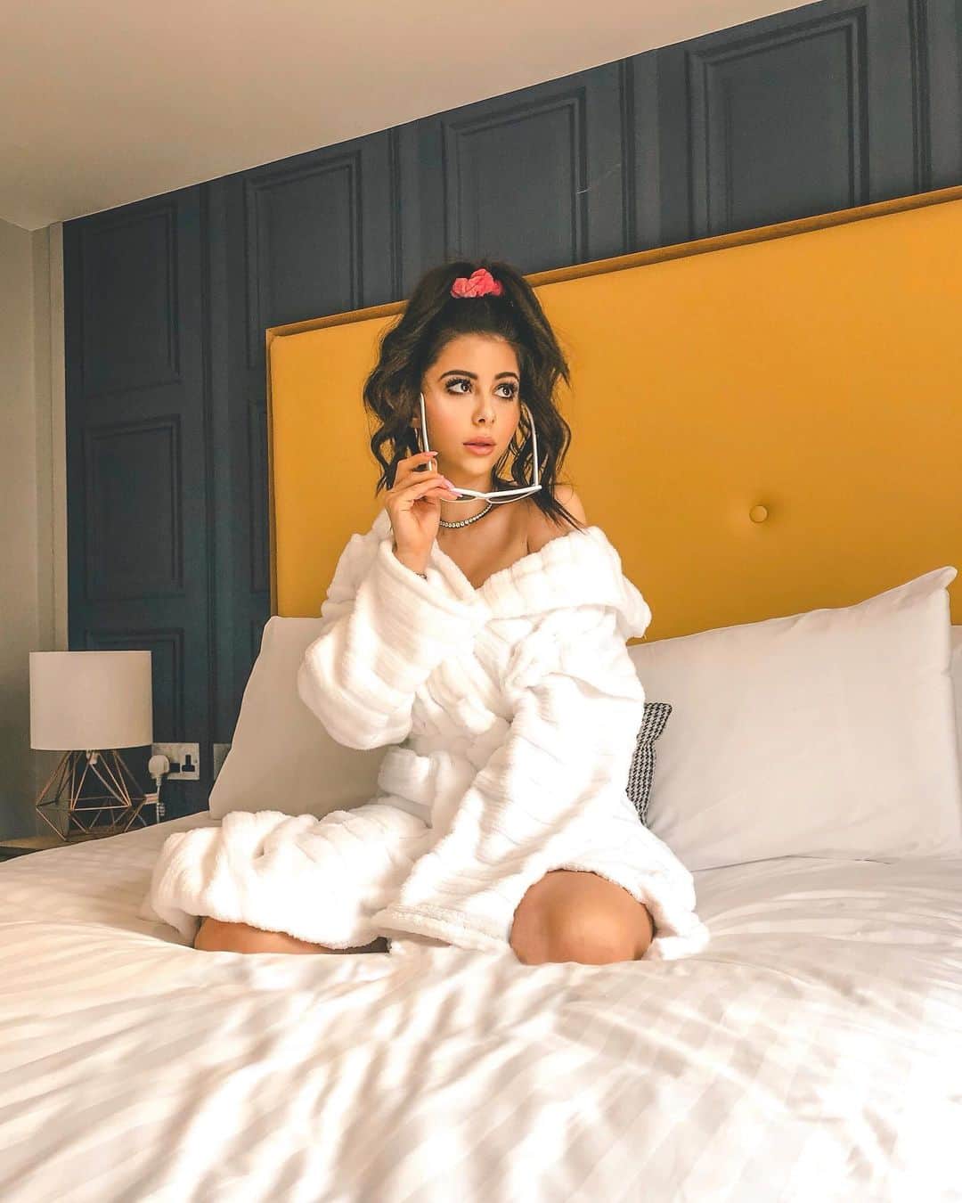 Azzyのインスタグラム：「Living the suite life 🧖🏻‍♀️🛎 (you know I can’t resist a good pun)」