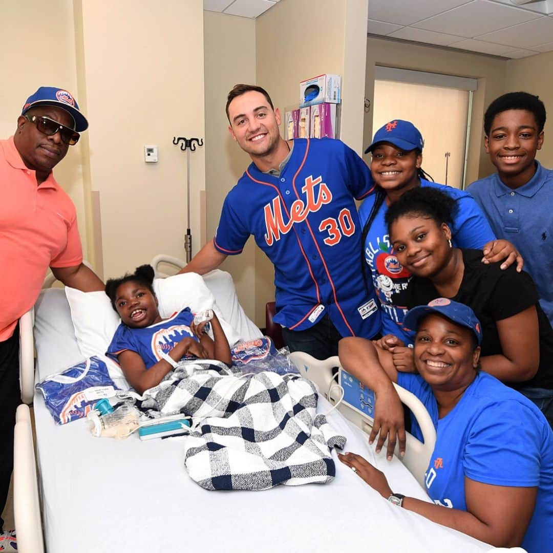 ニューヨーク・メッツさんのインスタグラム写真 - (ニューヨーク・メッツInstagram)「To kick off #PediatricCancerAwarenessMonth, @mconforto8 made a surprise visit to all the children at @Cohen_Childrens! Those smiles say it all 💙🧡! #confortocares」9月6日 3時26分 - mets