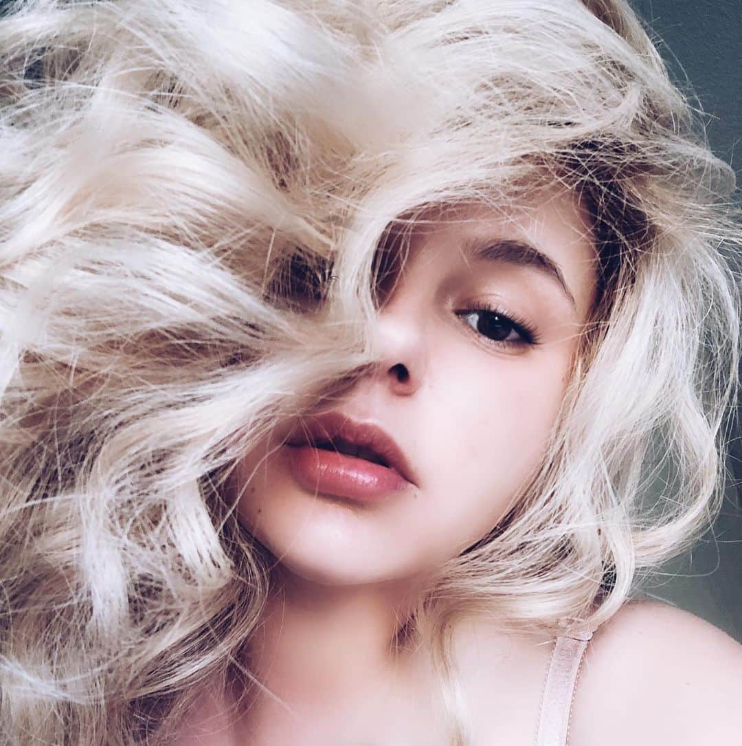 ブリー・オルソンのインスタグラム：「Bedroom eyes」