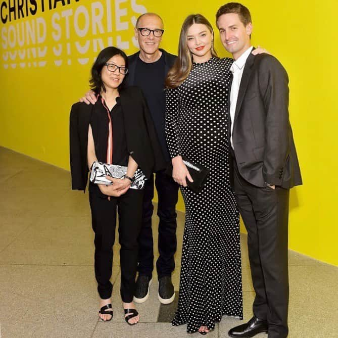 ミランダ・カーさんのインスタグラム写真 - (ミランダ・カーInstagram)「Congratulations to my wonderful husband and #christianmarclay on such an incredible exhibit collaboration 🙌🏻❤️👻! Be sure to check out #soundstories at @lacma - it fuses art & technology using #snapchat videos. It’s so fun, interactive and inspiring #mustsee 🌈」9月6日 3時31分 - mirandakerr