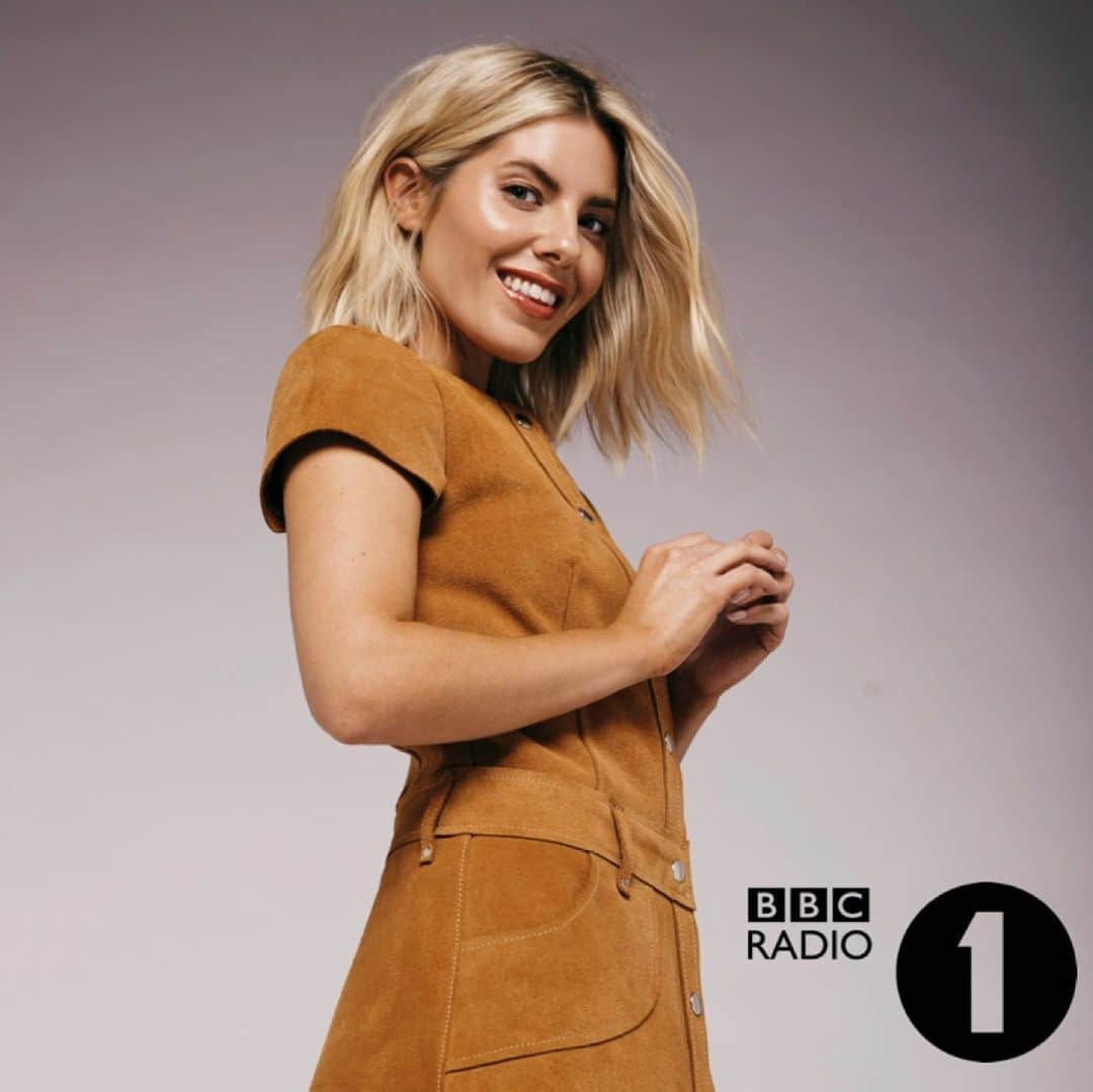 Mollie Kingさんのインスタグラム写真 - (Mollie KingInstagram)「Tomorrow is my first show of Best New Pop on Radio 1 and I can’t wait! Ever since i was really young I’ve been obsessed with pop music - the lyrics, the melody and just the magic behind the songs. I’m so excited to be asked to present this, and can’t wait to share my biggest passion with you! If you’re an early starter or just fancy some banging tunes, listen in at 6am. I’ll be there to keep you company and will then be on with Matt at 6.30am for our Friday show! 😬🌟🤞🏼」9月6日 3時32分 - mollieking