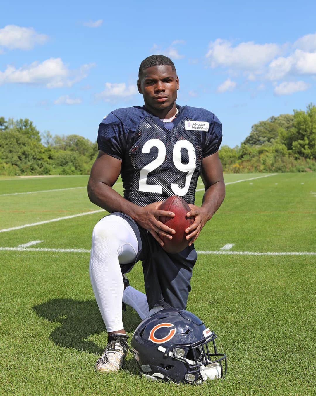 Instagramさんのインスタグラム写真 - (InstagramInstagram)「Grab your 🏈 helmet — it’s a very NFL #GameOn with @chicagobears running back Tarik Cohen (@tarikcohen). Today, the @nfl kicks off its 💯 season, as the Bears face off against their longtime rivals the Green Bay @packers at Soldier Field in Chicago.⁣ ⁣ Check out our story to play #GameOn with Tarik as he gears up for kickoff and tests our football knowledge. 🐻🌟⁣」9月6日 3時41分 - instagram