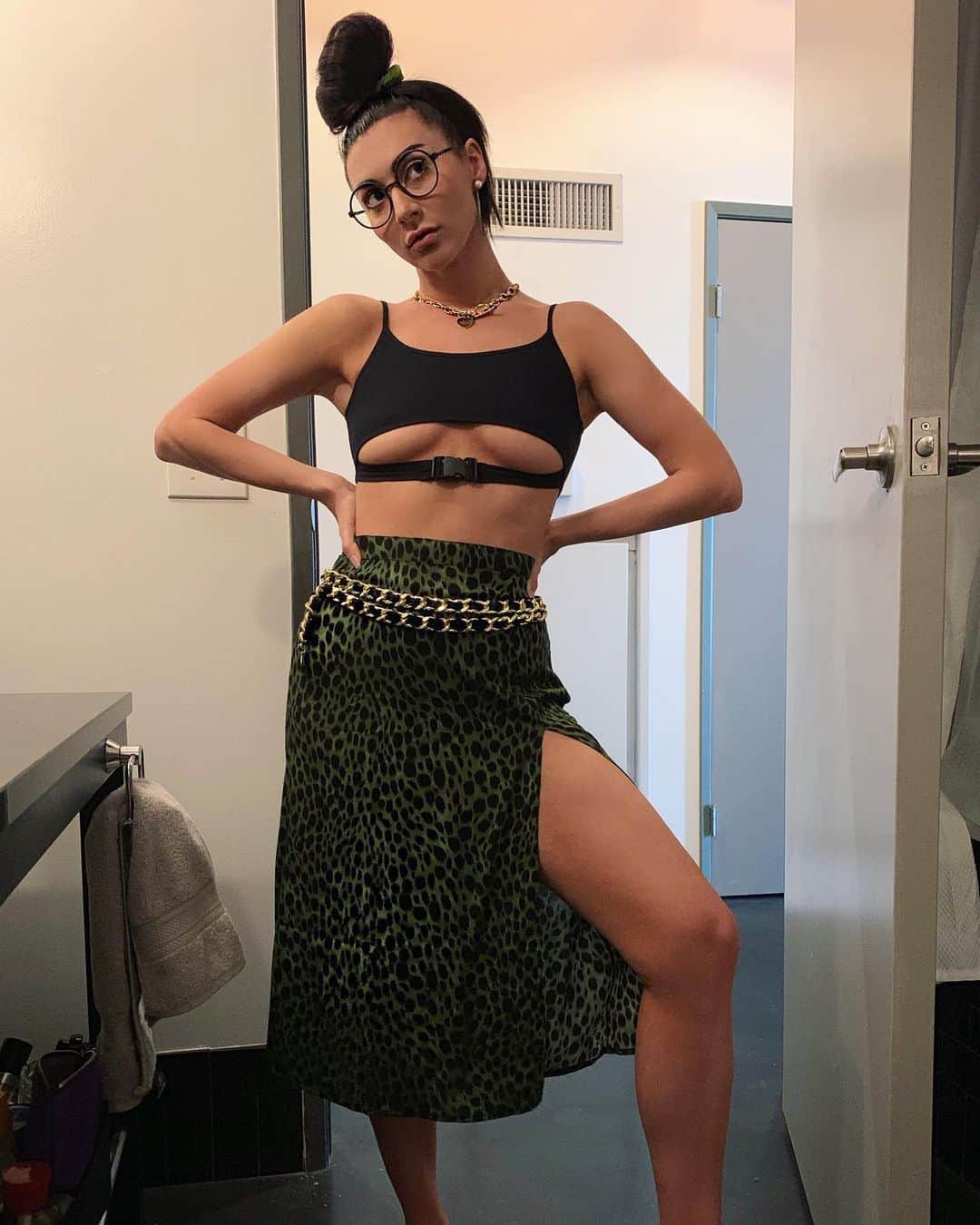 カーミンのインスタグラム：「what’s the temp in your city cuz it’s hot af in caliiiiiii」