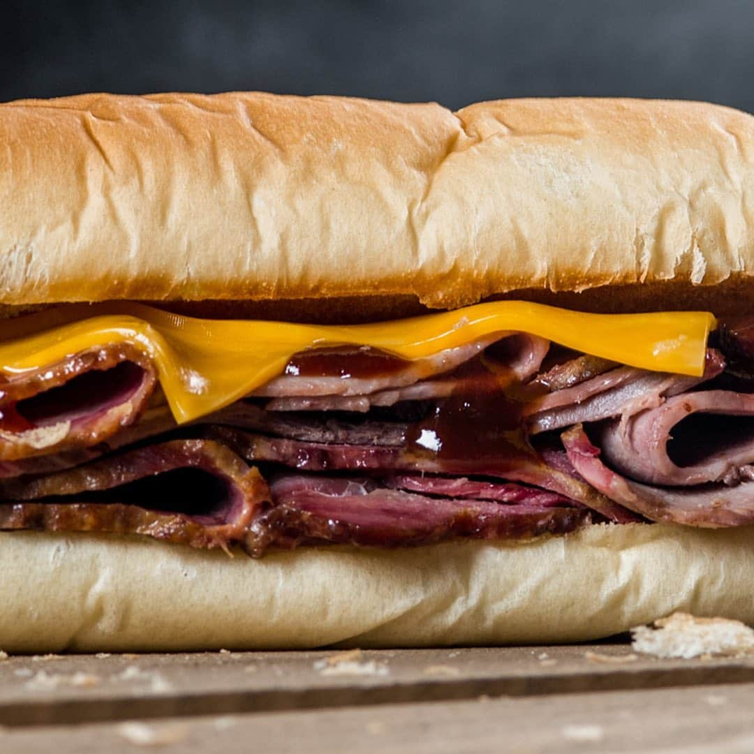 Official Subwayさんのインスタグラム写真 - (Official SubwayInstagram)「Cue the cravings: New Pit-Smoked Brisket. Limited time only, check your 📍」9月6日 4時01分 - subway