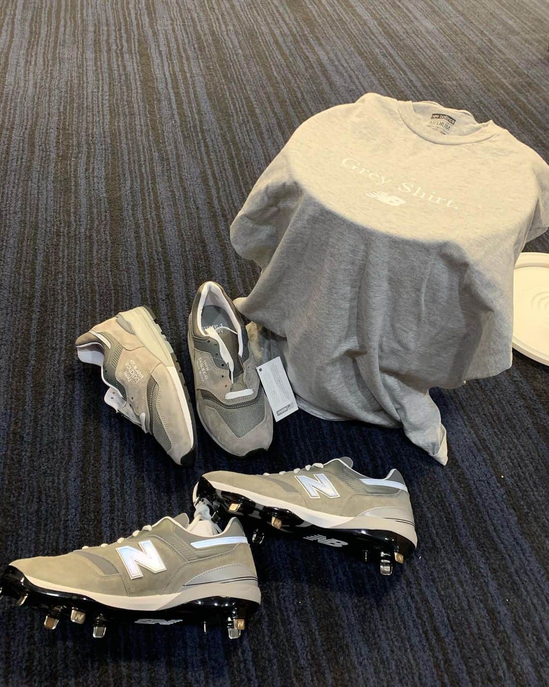 ホセ・アルトゥーベのインスタグラム：「Grey Runs in the family #greyday @newbalance」