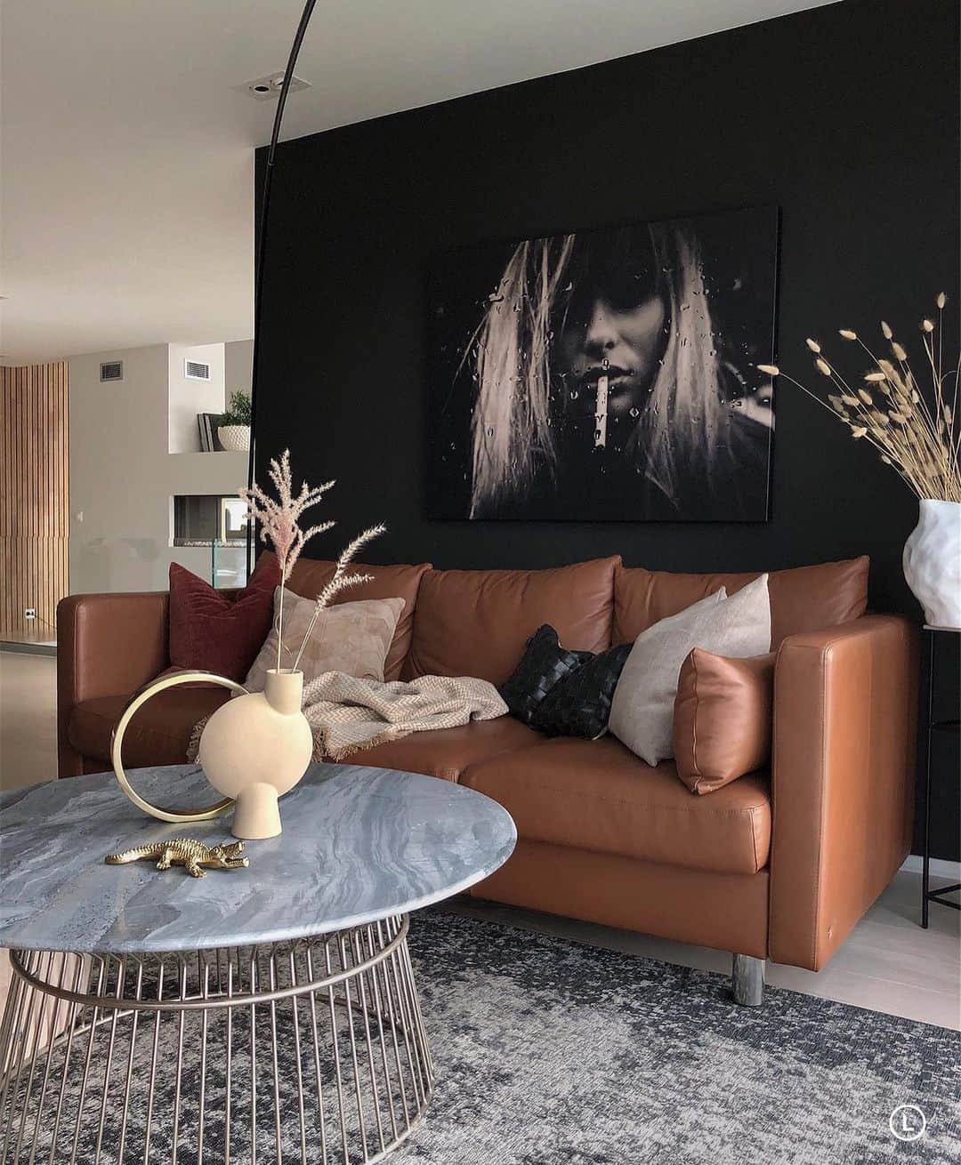 のインスタグラム：「Høst inne - høst ute 🧡 Jeg har akkurat fått i meg middagen, etter to foreldremøter og jobb. Nå skal kofferten pakkes, for imorgen går turen til Oslo. Gleder meg til å få oppleve @designerssaturday_oslo for første gang 🙌🏼 Kanskje treffer jeg noen av dere der? Ha en fin kveld 🍁」