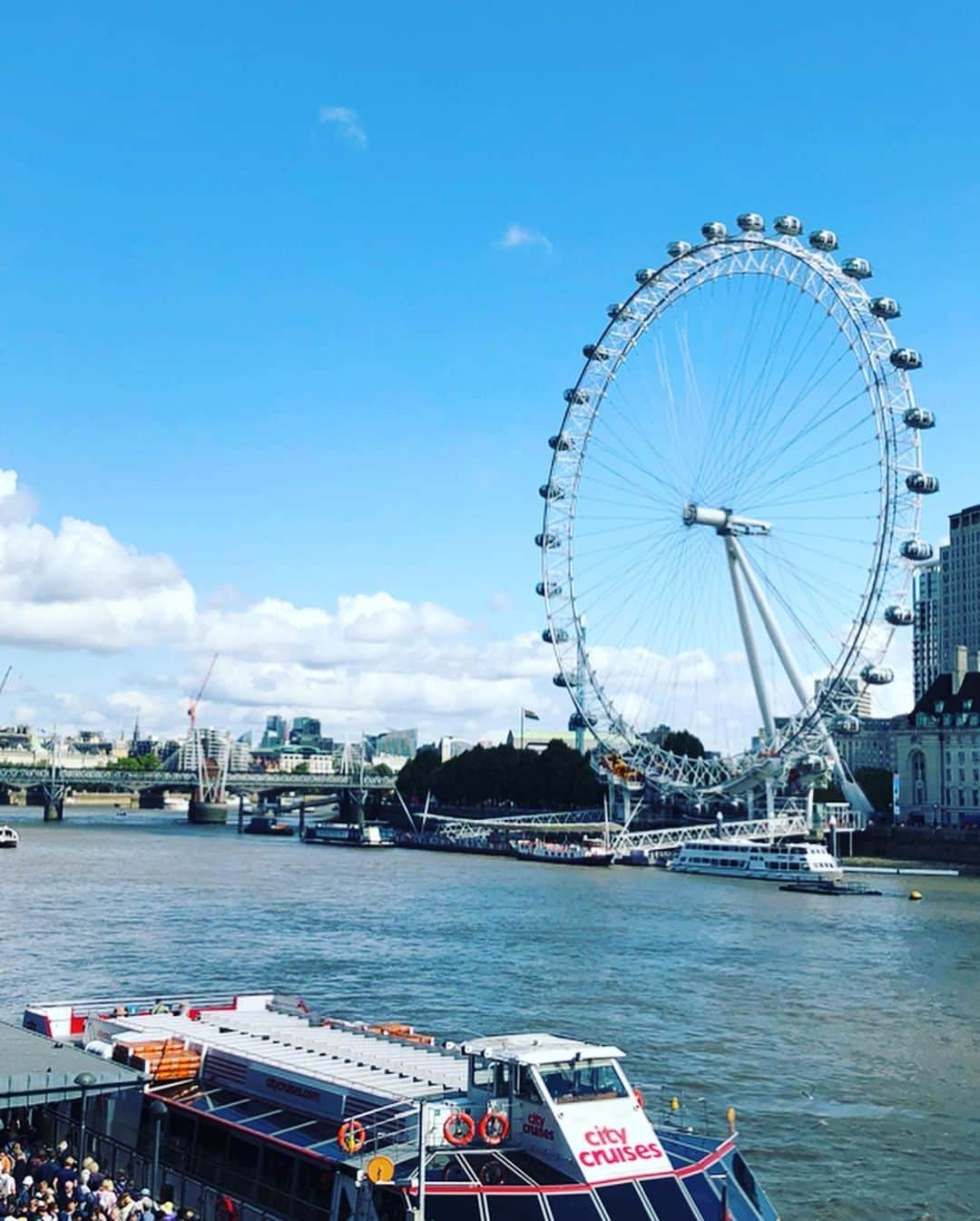 風輝駿さんのインスタグラム写真 - (風輝駿Instagram)「#ロンドン 旅2日目 🇬🇧(前編) この日は現地の知り合いに頼んで名所を周りました💨 . 朝ご飯はホテル近くにあった素敵過ぎるお店(#thewolseley )でテリーでないベネディクトを食べました🍽 来る人来る人、お洒落なマダムかお洒落なビジネスマンしか来なくて🤭 私場違いだったかもしれない… #エッグベネディクト はめちゃくちゃ美味しかったです💖 . そして知り合いと集合してまず#キングスマン の撮影地の仕立て屋さんに！ エグジーのオレンジのジャケットはありませんでしたが映画のお店が目の前に✨ #savilerow にも連れて行ってもらって外から仕立て屋さん見てきました✂ スーツってやっぱりいいですよねー🥰 . それから#バッキンガム宮殿 で#兵隊交代式 を見ました！ 騎馬隊もカッコいい！！ そして思ったこの黒い長い帽子被ったことある…🤔 確かフランス兵だったけど…笑 巡回してる警官がPickpocketに気を付けてって言ってて凄くシカゴを思い出しました。 . その後#ビッグベン と#ロンドンアイ を見てから船に乗船🛳 新一が蘭に告白した電話のやつの画角で写真撮りたかったけどビッグベンが工事中で、、 囲い…凄く悲しかった😭 #タワーブリッジ の側で下船して… あ、これよく聞く橋が落ちた歌のせいでロンドン橋と思われがちですがタワーブリッジです☝🏻(8枚目) #スパイダーマンファーフロムホーム で使われてたところでちょっとテンションあがる👏🏻 . そこから#ロンドン塔 を外から見て#ボローマーケット で昼ご飯✨ #スコッチエッグ を食べました 凄くオイスターが魅力的でしたがお腹が死んだら嫌なので凄く我慢😂 ブラウニーも有名らしく買っておやつにしました💓 . シェイクスピアのグローブ座を見るのをすっかり忘れて、、 シェイクスピアの公演出てたのにー😭とちょっと後悔 . . . . . 後編へ続く」9月6日 3時59分 - shun.721.miki.125