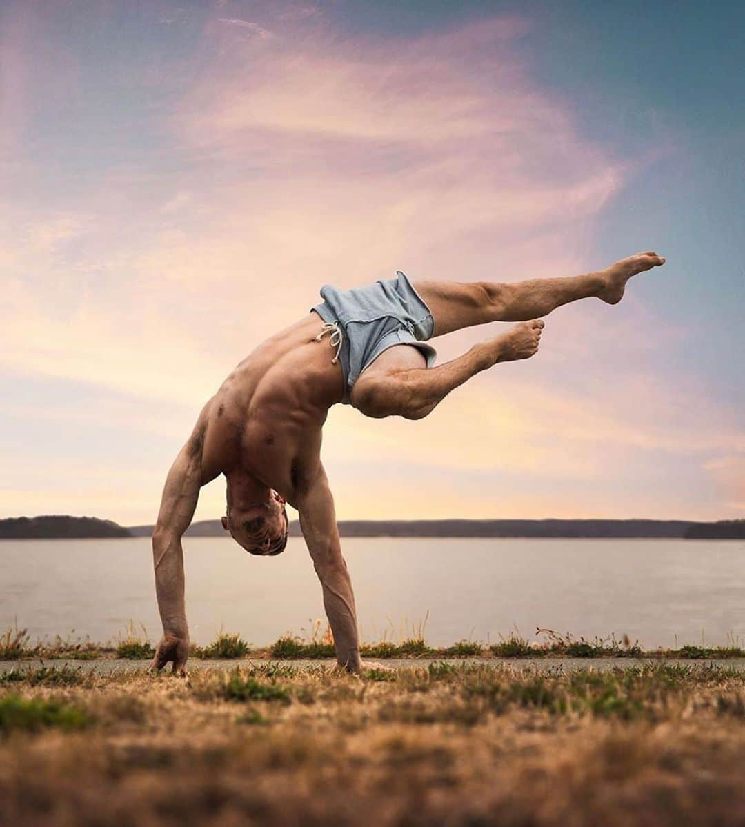 ALO Yogaさんのインスタグラム写真 - (ALO YogaInstagram)「In any given moment we have two options: step forward into growth or step back into safety 🙏 – Abraham Maslow  @kevindhofer pushes his limits and steps into growth wearing his Triumph Short 🙌🙏 #aloyoga #alo #yoga」9月6日 4時02分 - aloyoga