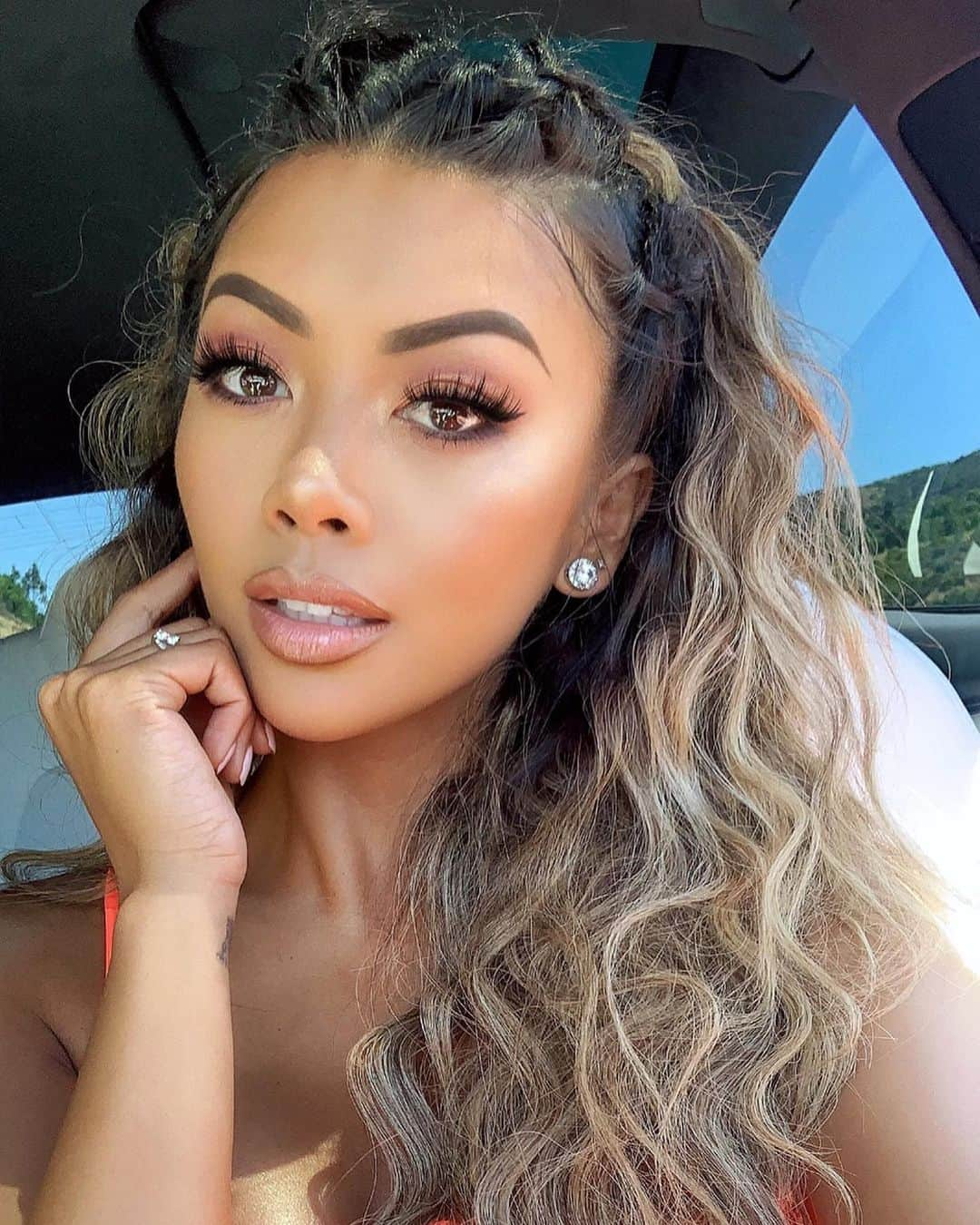 リアン Vさんのインスタグラム写真 - (リアン VInstagram)「Excited because my @shoplianev merch will officially be available online TOMORROW!!! 😝  Hair: @hairbycinn  Makeup Deets! ⬇️ Eyes: @benefitcosmetics BHcosmetics Summer in St. Tropez Pallete  Brows: @anastasiabeverlyhills Dip Brow “Medium Brown” Foundation: @beccacosmetics “Olive” & @maybelline Dream Urban Cover  Concealer: @tartecosmetics Tape “Medium Tan” Setting Powder: @fentybeauty  Bronzer: @benefitcosmetics “Hoola” Highlight: @jcatbeauty “White Goddess” Lashes: @dollarlashclub ”Robyn” Lips: @lagirlcosmetics Lip liner “Sugar & Spice” @stilazzi lipstick “Sending Nudes” Lip gloss @lunarbeauty “Selene”」9月6日 4時05分 - lianev