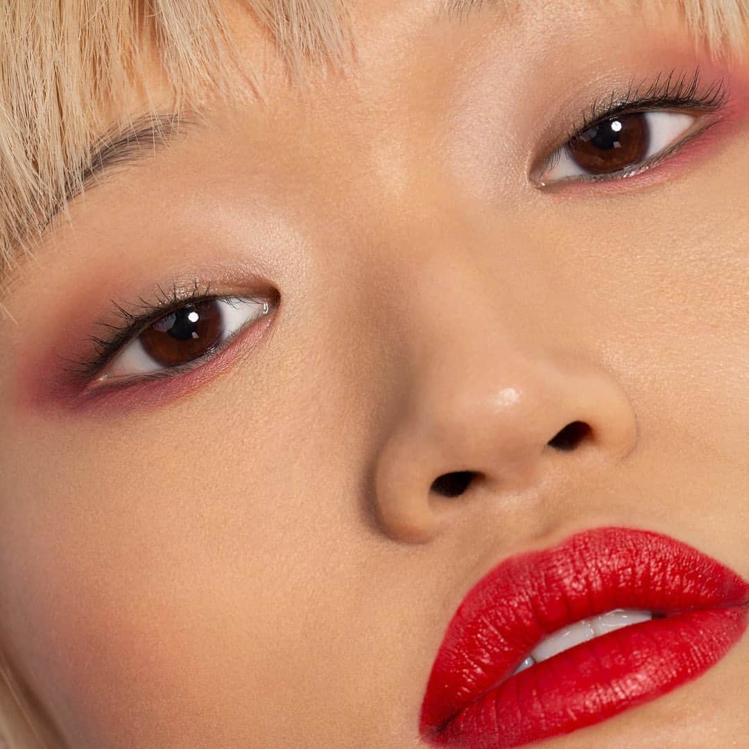 Smashboxのインスタグラム：「Savoring those last days of summer with a juicy red lip and sunset eyes 🍉」