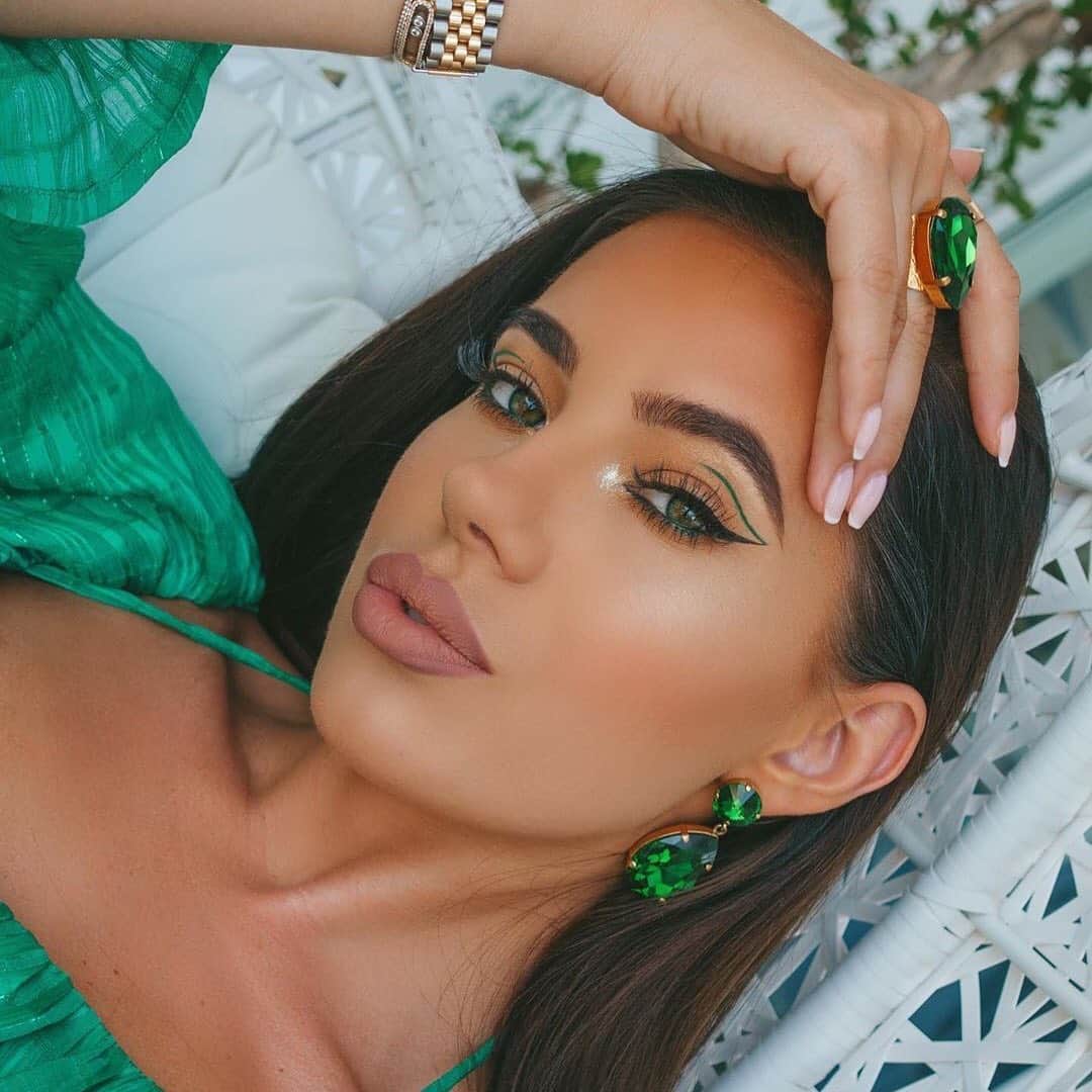 Benefit Cosmeticsさんのインスタグラム写真 - (Benefit CosmeticsInstagram)「The brow envy is real 💚😍 @laurabadura gets naturally full-looking #benefitbrows with #browzings in shade 4 & 5 and sets them in place with #24hrbrowsetter! #regram #friendswithbenefit」9月6日 4時17分 - benefitcosmetics