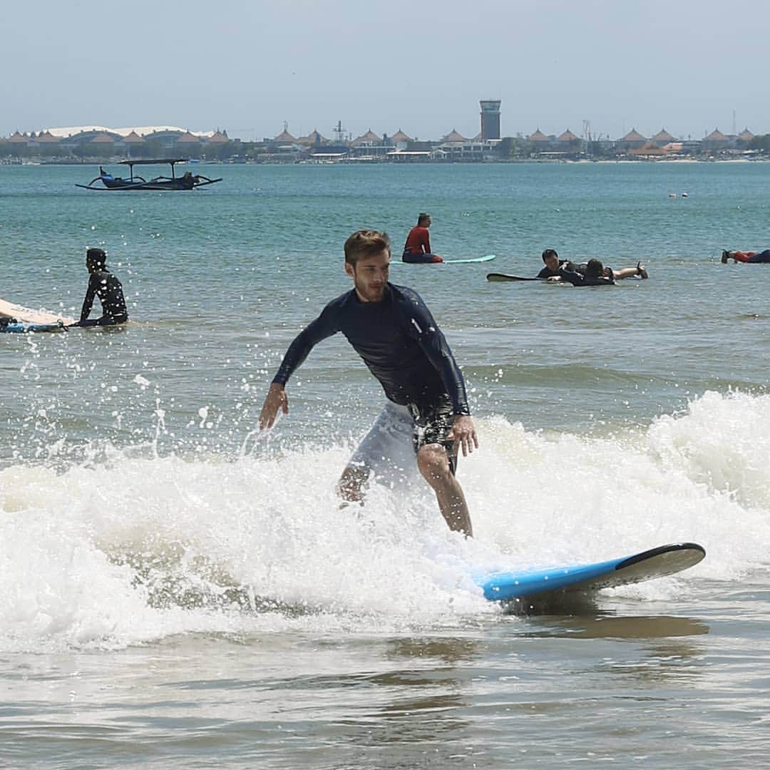 ピューディパイのインスタグラム：「Finally got to do surfing for the first time in Bali! I loved it! 🌊🌊🌊」