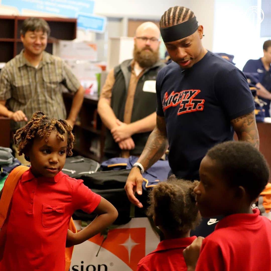 のインスタグラム：「Change one persons life and I’ve done my job! Thank you @worldvision @washwizards for making this happen!」