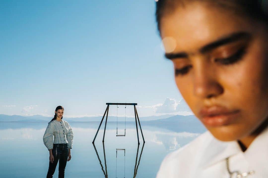 コール・スプラウスのインスタグラム：「Been itching to post my new shoot for @10magazine . Got to drag a bunch of friends out to the salton sea for a bit of sun and fun. The most enjoyable shoots I’ve had in a long time. I’ll be posting more throughout the week. Keep an 👁 out.  Styling: @julieragolia  hair: @pasqualeferrantehair  MU: @atlasferrera  Models: #jawni @akravagency and @kylasorad」