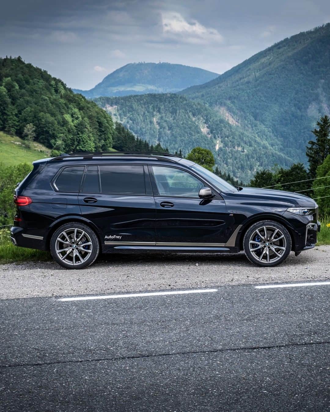 のインスタグラム：「Mountain or valley? You can take both with maximum elegance. The BMW X7. #TheX7 #BMW #X7 #BMWrepost @mackingerphotography @autofrey.at __ BMW X7 M50d: Fuel consumption in l/100 km (combined): 7.4 – 7.1. CO2 emissions in g/km (combined): 193 – 186.  Acceleration (0-100 km/h): 5.4 s. Power: 294 kW, 400 hp, 760 Nm. Top speed (limited): 250 km/h.  The values of fuel consumptions, CO2 emissions and energy consumptions shown were determined according to the European Regulation (EC) 715/2007 in the version applicable at the time of type approval. The figures refer to a vehicle with basic configuration in Germany and the range shown considers optional equipment and the different size of wheels and tires available on the selected model. The values of the vehicles are already based on the new WLTP regulation and are translated back into NEDC-equivalent values in order to ensure the comparison between the vehicles. [With respect to these vehicles, for vehicle related taxes or other duties based (at least inter alia) on CO2-emissions the CO2 values may differ to the values stated here.] The CO2 efficiency specifications are determined according to Directive 1999/94/EC and the European Regulation in its current version applicable. The values shown are based on the fuel consumption, CO2 values and energy consumptions according to the NEDC cycle for the classification. Further information on official fuel consumption figures and specific CO2 emission values of new passenger cars is included in the following guideline: 'Leitfaden über den Kraftstoffverbrauch, die CO2-Emissionen und den Stromverbrauch neuer Personenkraftwagen' (Guide to the fuel economy, CO2 emissions and electric power consumption of new passenger cars), which can be obtained free of charge from all dealerships, from Deutsche Automobil Treuhand GmbH (DAT), Hellmuth-Hirth-Str. 1, 73760 Ostfildern-Scharnhausen and at https://www.dat.de/co2/.」