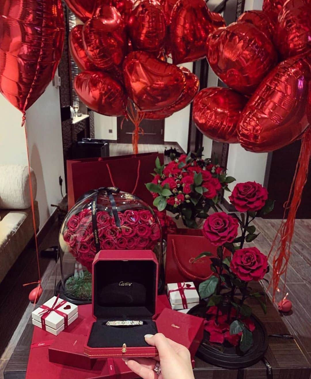 BeStylishのインスタグラム：「Surprise goals 🌹 . . 👉🏻 Follow @bestylish for more daily content 👉🏻 Follow @bestylish for more daily content 💎 Credit to: @love__rose92 . . #goals #cute #relationshipgoals #propose #romantic #valentinesday #roses #surprisegoals」
