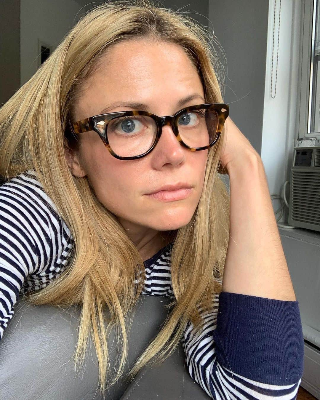 クレア・コフィーのインスタグラム：「Hi from the newest member of the Can’t Read Close Up Club! #agingfordummies」