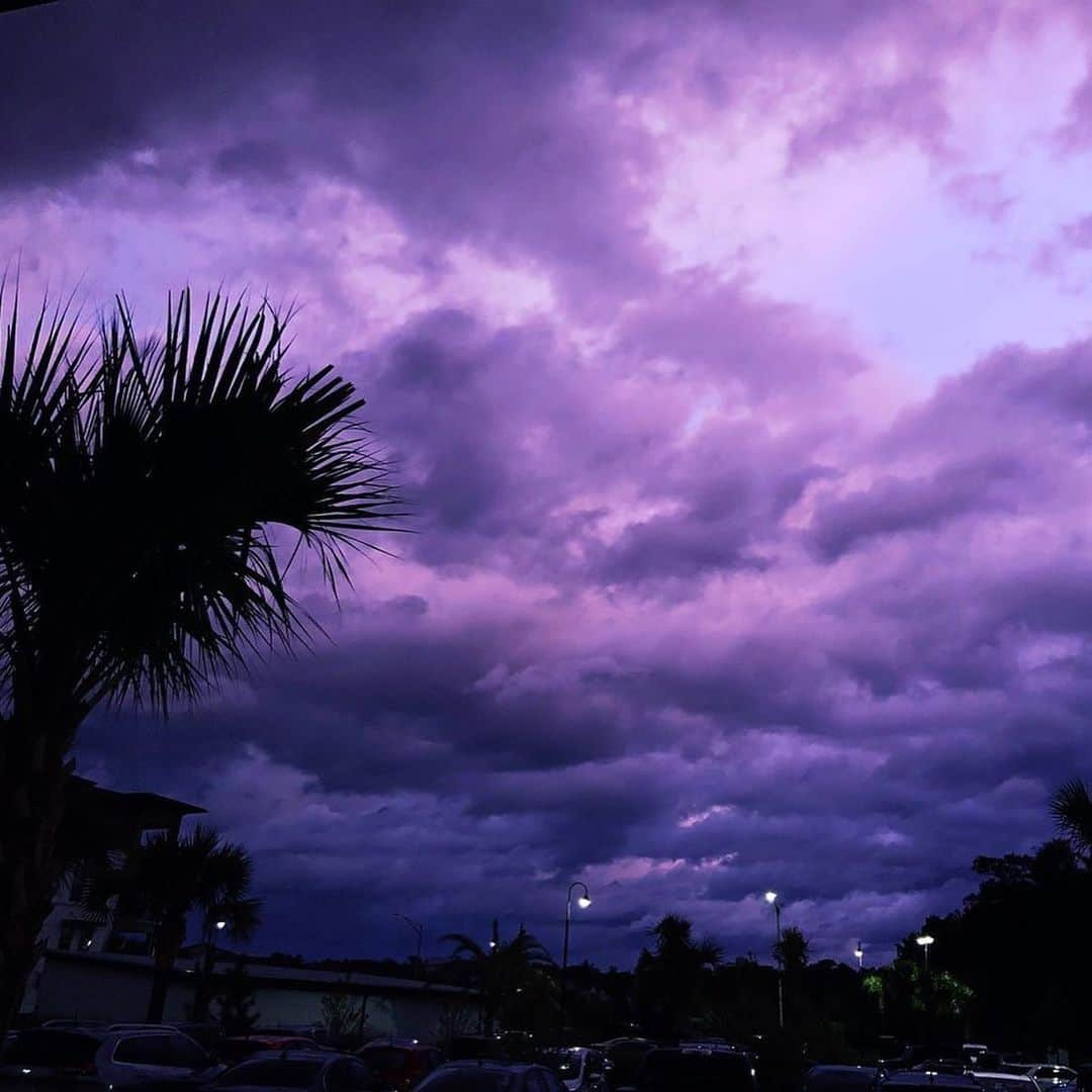 CNNさんのインスタグラム写真 - (CNNInstagram)「The sky turned purple over parts of Florida on Wednesday, causing a bit of a stir among those who were watching for #HurricaneDorian. Residents flooded social media with pictures of the phenomenon, which scientists call a "scattering" — the low-level clouds from Dorian scattered light in such a long wavelength that the sky appeared purple 💜 “The sky was definitely a pleasant reminder that we must have hope and if we only believe in the sun when it’s shining we will never get through the night,” said one onlooker. (📸: Amy Pope-Latham, Berivan Keskin)」9月6日 5時53分 - cnn