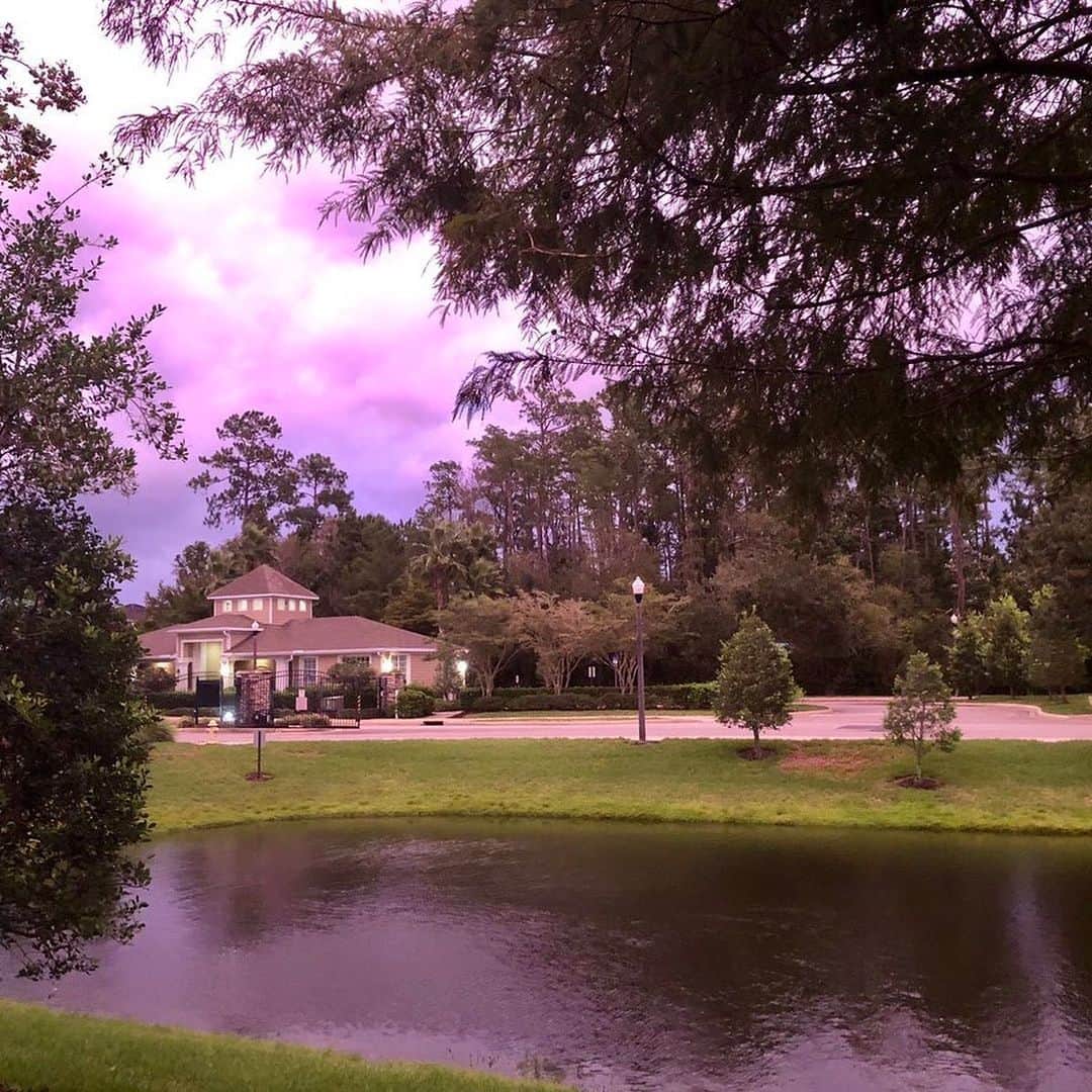 CNNさんのインスタグラム写真 - (CNNInstagram)「The sky turned purple over parts of Florida on Wednesday, causing a bit of a stir among those who were watching for #HurricaneDorian. Residents flooded social media with pictures of the phenomenon, which scientists call a "scattering" — the low-level clouds from Dorian scattered light in such a long wavelength that the sky appeared purple 💜 “The sky was definitely a pleasant reminder that we must have hope and if we only believe in the sun when it’s shining we will never get through the night,” said one onlooker. (📸: Amy Pope-Latham, Berivan Keskin)」9月6日 5時53分 - cnn