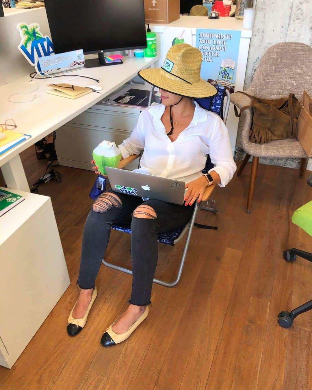Vita Coco Coconut Waterのインスタグラム：「Our Brand Director, Alli, not ready to let go of summer QUITE yet.」