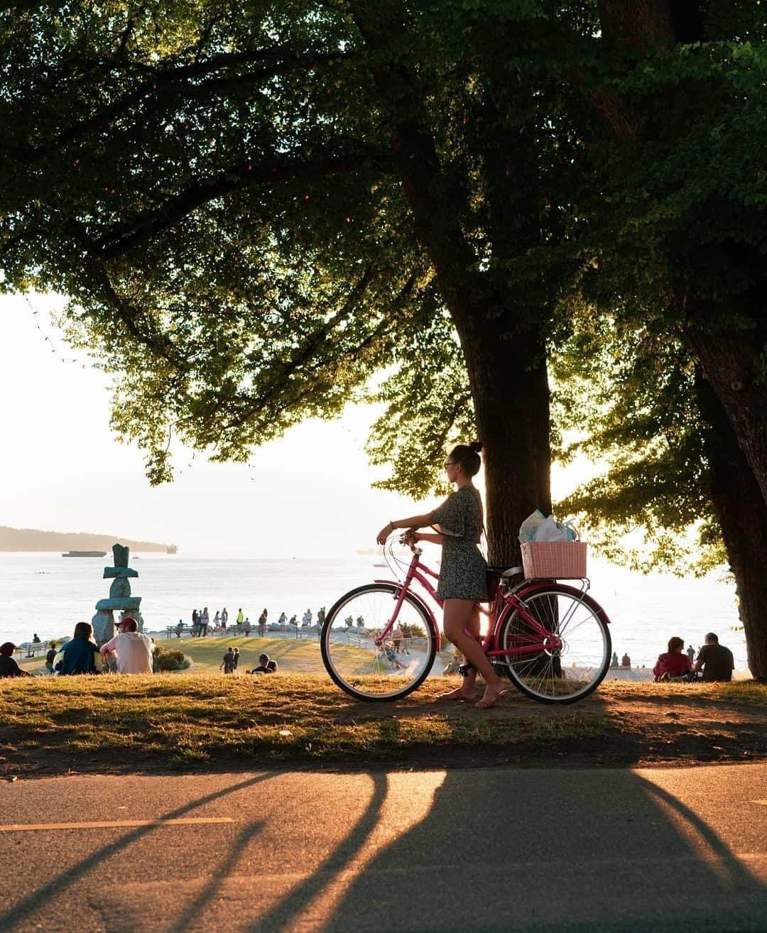 バンクーバー観光局- Tourism Vancouverさんのインスタグラム写真 - (バンクーバー観光局- Tourism VancouverInstagram)「バンクーバーで暮らす多くの人から愛されているイングリッシュベイ。散歩やランニングをしたり、美しい夕暮れを恋人と眺めたり、友達とピクニックをしたりと、思い思いの時間を過ごすことができる場所です。⁠ 📷 : @jacvill(Instagram)⁠ .⁠ .⁠ .⁠ #カナダ #バンクーバー #Vancouver #旅 #旅行 #女子旅 #旅好き #一人旅 #海外旅行 #トラベル #旅女子 #旅行好きな人と繋がりたい #旅好きな人と繋がりたい #旅行好き #旅行大好き #旅行行きたい #旅に出たい #海外 #旅の記録 #旅の思い出 #旅行記 #旅したくなるフォト #マイトリップ #マイトリ #retrip_global #風景 #世界一周 #ダレカニミセタイケシキ #イングリッシュベイ #イヌクシュク⁠」9月6日 6時00分 - vancouvertabi