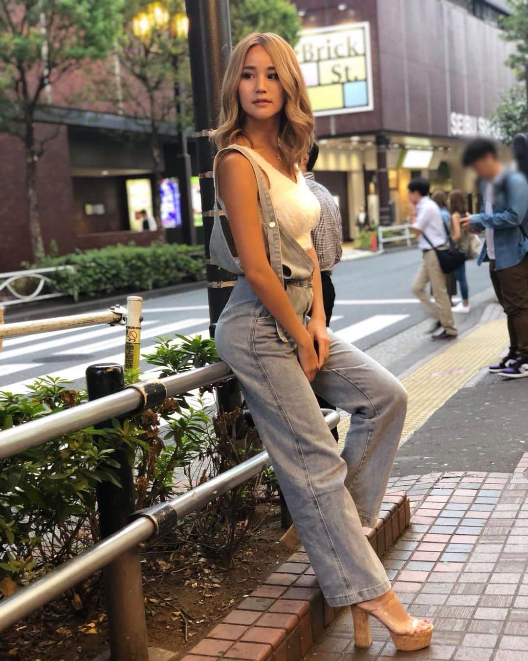 LORYのインスタグラム：「ショーパン派ですが、たまにはロングも👖♥️ ワンショルでかわいい🌼 👖@beep_ss  #ootd #overall #bottoms」