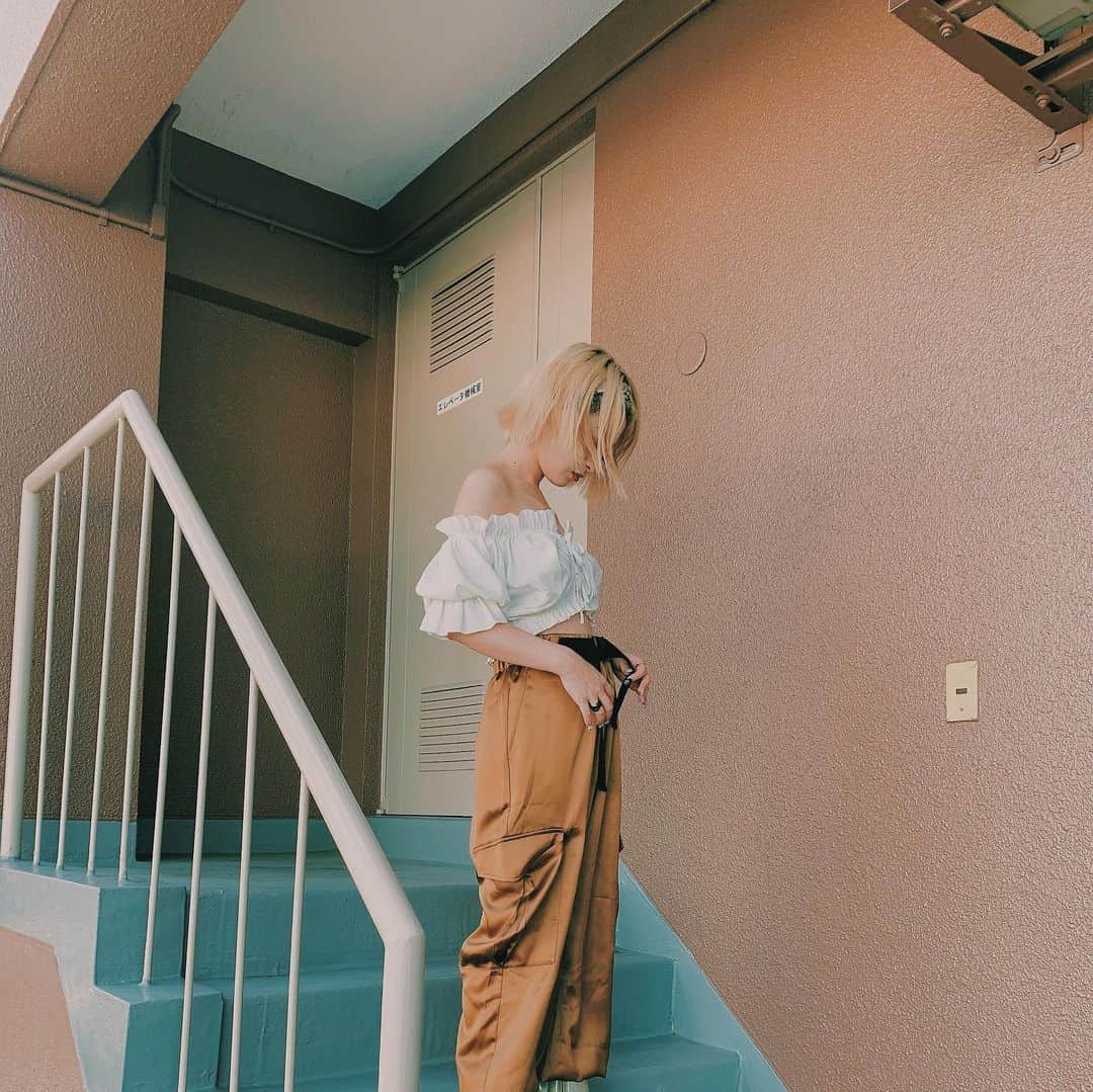 のインスタグラム：「. . 本日21:00にRum WEBSTOREがOPEN致します☺︎❤︎. . 今回16日までご利用頂ける5%OFFクーポンコードも @runn_official にてご案内しているのでこれは絶対チェックしてね？ . あとは初日から3日間はノベルティフェアを開催しているので是非getしてください✌︎(もれなくぷれぜんとだよ♡). . 売れるものでは無く、私が売りたいもの作りたいもので揃えました。アイテム数も在庫もしばらくは増やすつもりは無いです。 だってうちのお客様みんな、あんまり人とかぶりたくないって言うじゃん？☺︎♡. . .」