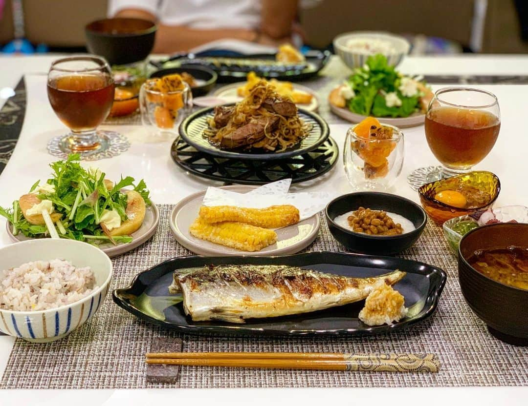 中村明花 Foodさんのインスタグラム写真 - (中村明花 FoodInstagram)「. タイの都会バンコクに行ったので、 生で食べられる卵や桃、ミョウガなど日本の食材を色々買ってきました(*´︶`*) . 田舎町 buriramでは手に入らないので嬉しい日本食ご飯でございます。 . ▫️鯖の塩焼き ▫️レバーと玉ねぎのジンジャー炒め ▫️トウモロコシの揚げ焼き ▫️桃とチーズとミョウガのサラダ ▫️お味噌汁 ▫️とろろ納豆 ▫️タコめかぶ ▫️卵かけごはん用のたまご ▫️十八穀米 ▫️パッションフルーツ . タイのキッチンには魚焼きグリルがないので、鯖の塩焼きはフライパンにクッキングシートを敷いて焼きます🐟 . グリルがあればグリルしたいところですが… フライパン汚れないし焼き色もしっかりつくし、 海外生活ではフライパン＆クッキングシートで充分美味しく焼けます☺︎✨ . . 📖「夫婦のきずなごはん」&「1回のお買い物で3日献立　夫婦のきずなごはん」発売中 . #タイで作る日本食  #cooking #Japanesefood」9月6日 16時58分 - sayaka_nakamura_food