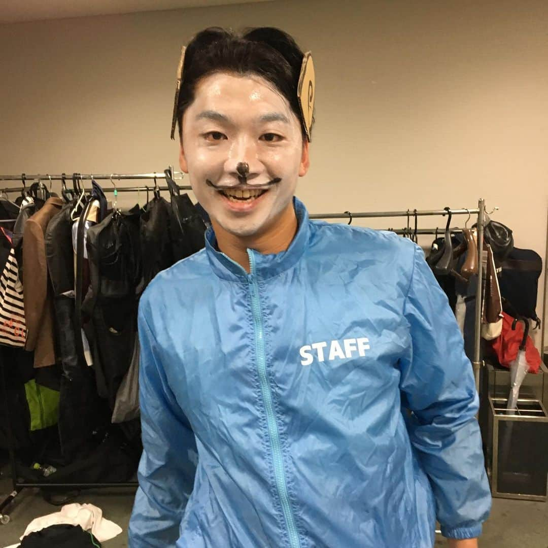 新山士彦さんのインスタグラム写真 - (新山士彦Instagram)「こんにちは！ゴーイングメリー号です！ 実は最近よしもと漫才劇場でアルバイト始めました！ぜひ劇場で見かけたら声かけてくださいねー！！🚢⭐️ #おススメ芸人 #きんめ鯛さん #海を思い出すから😊⭐️ #あとツートライブさん #周平さんの話し方w #ウソップさんもあんな感じやったw #あと蛙亭さん #誰もできない男女を生かしたあるあるの設定から、予想がつかない展開力。岩倉さんの演技力はもちろん、中野さんの演技も個性的で、見入ってしまいます。」9月6日 15時27分 - sayaka_no_niiyan