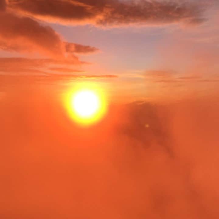 のインスタグラム：「Thanks for everything✨🌅✨ #富士山🗻 #頂上より #ご来光 #上の雲が龍のよう🐉 #すごかったです #感謝🙏  #mtfujijapan #thanksforeverything  #sunrise #amazingview2019 #kitakimayu #キタキマユ」