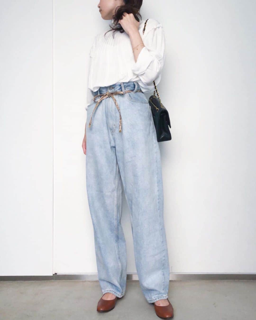 のインスタグラム：「I love oversized clothes♥︎ ﻿ #denimstyle #oversized #ooty #ginzatimeless8 ﻿ ・﻿ ・﻿ ・﻿ ﻿ 昨日は ﻿ 今日オープンの﻿ @ginzatimeless8 のレセプションパーティーへ。﻿ ﻿ カジュアル過ぎて﻿ 少し恥ずかしかったけだ ﻿ こんなもんだ笑﻿ ﻿ ダボダボと バックスタイルが可愛い服が大ーーーーー好き♥︎ ﻿ ﻿ ・﻿ ・﻿ ・﻿ #honeymihoney ﻿ #junmikami ﻿ #rokubeautyandyouth ﻿ #manoloblahnik ﻿ #chanel」