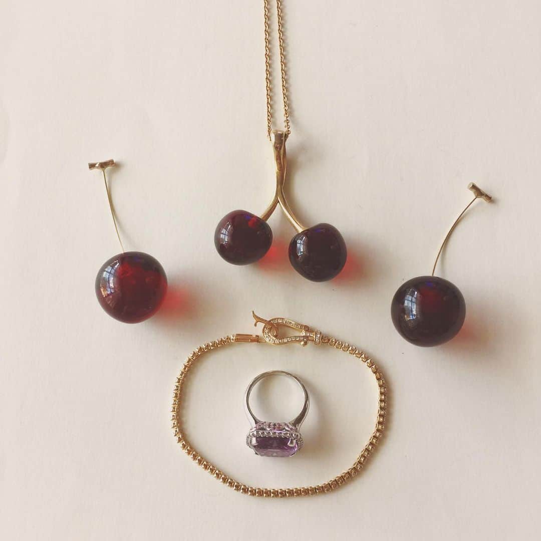おおたうにさんのインスタグラム写真 - (おおたうにInstagram)「lead glass cherry pendant top / gift, vintage  dark red cherry earrings / Seoul diamond bracelet / BELFIORE lavender amethyst & pink sapphire ring / ISETAN Shinjuku 韓国で買ったレモンイエローのギンガムチェックドレスを着て、大好きなフレンチへ💛 数あるチェリー🍒アイテムの中で一番好きなクリスタルガラスのチェリー✨ こんな素敵なのもらって私は幸せだよ❣️ そして、明るい黄色とダークレッドは相性が良い。 #今日のアクセサリー #accessory #vintage #accessoriesoftheday #antique #cherry #fashion #jewelry」9月6日 15時38分 - outa_uni