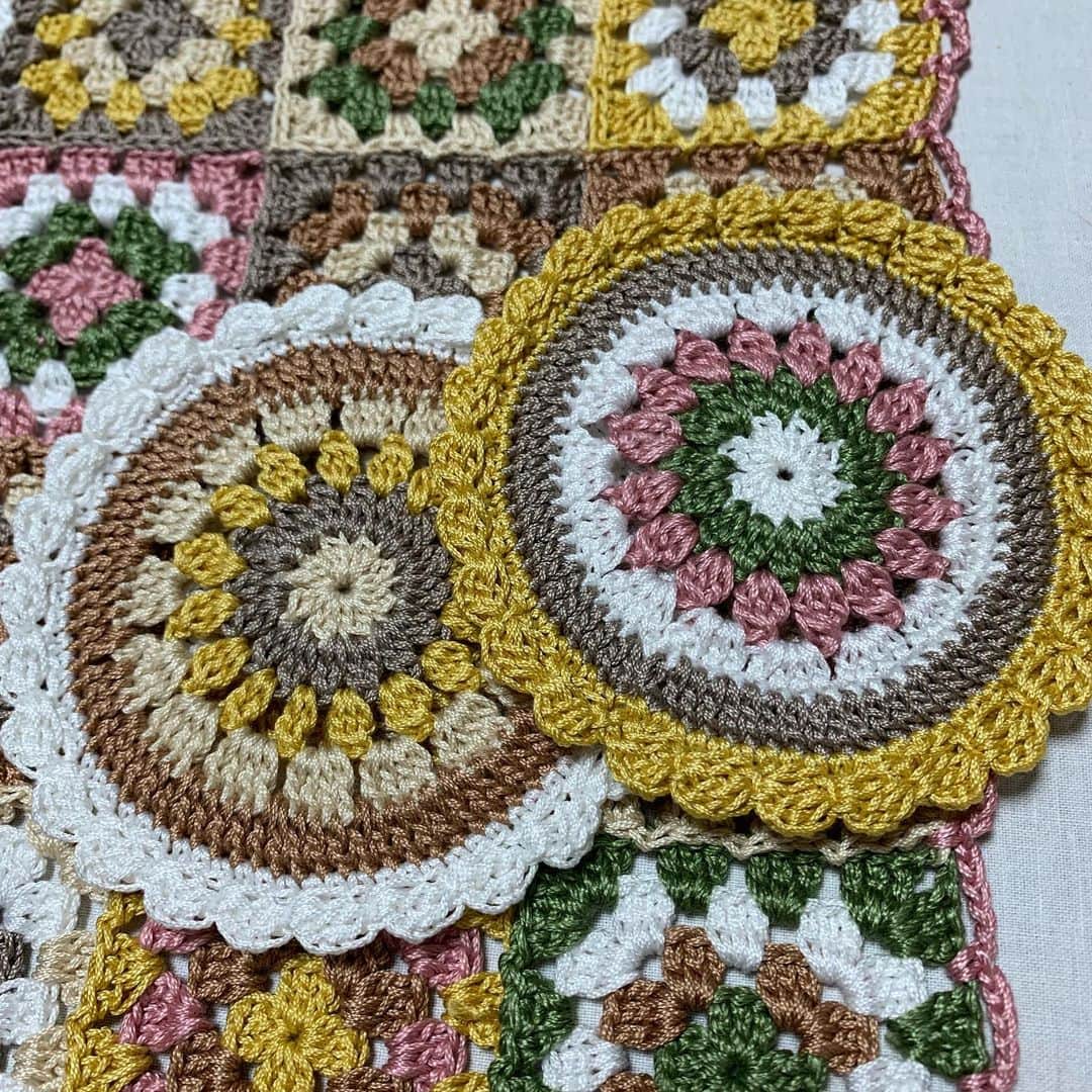 野間美由紀さんのインスタグラム写真 - (野間美由紀Instagram)「余り糸を減らそうキャンペーン継続中。ハマナカ  ティティ クロッシェでコースターとミニカバー（カゴなどに掛けます）。編み図は特にありません。お花のは目数を決めるのに試行錯誤しましたが、可愛く編めて満足です。 水色と黄緑のは少し太めの木綿糸です。」9月6日 15時39分 - rose_m