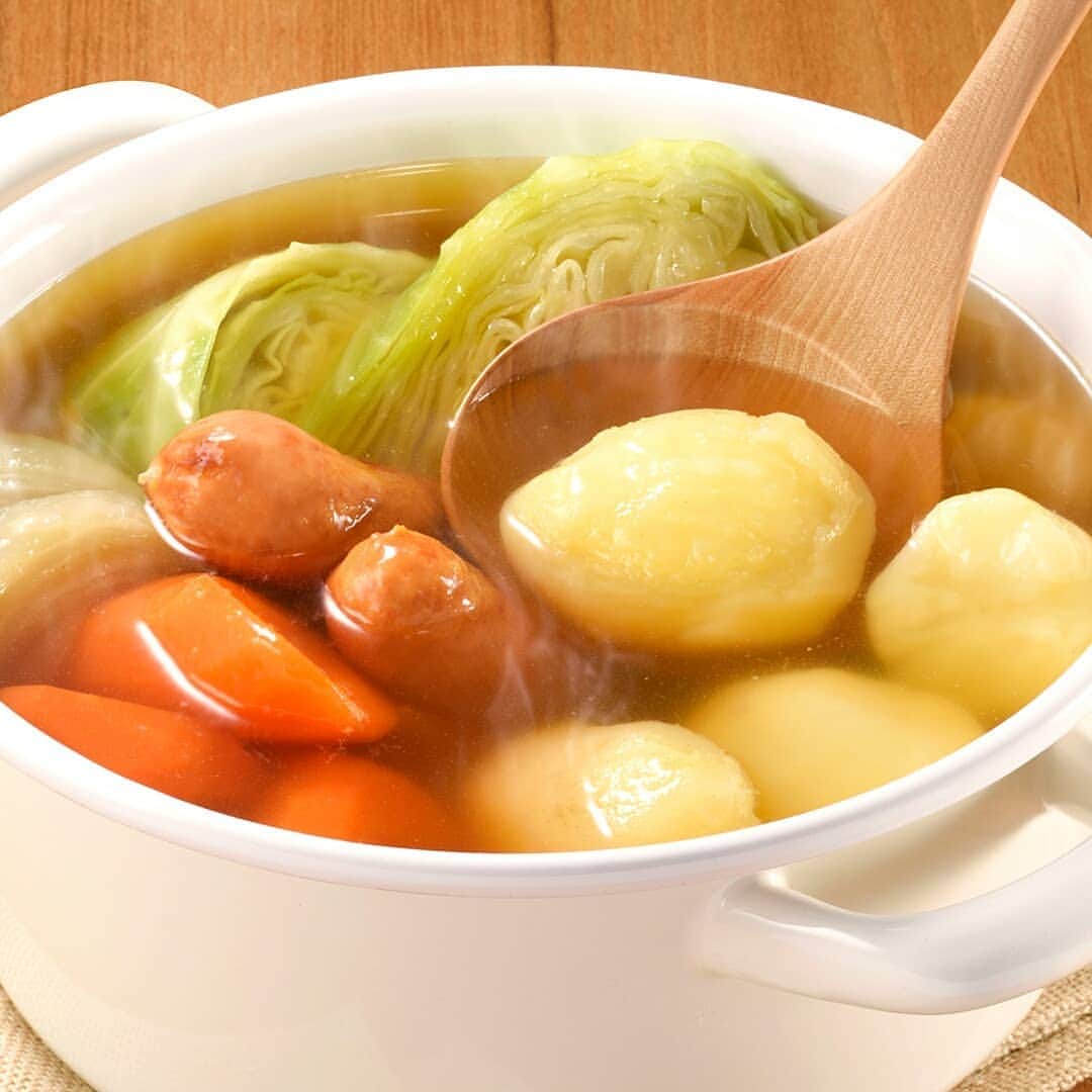 おいしい鍋のインスタグラム：「. ＼じゃがいもホクホク！ポトフ／ 野菜をごろんと加えて楽しむポトフなら、かんたん＆ボリューム満点！ じゃがいもはホクホク、キャベツもとろ～り。 濃厚スープがしみた、野菜それぞれのおいしさが味わえます♪ . ●レシピはこちら http://nabe.moranbong.co.jp/recipe/detail/id=1802 . #おいしい鍋#モランボン#じゃがいもで作るポトフ用スープ#ポトフ#じゃがいも#スープ#野菜#朝食#鍋#鍋つゆ#instanabe」