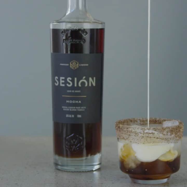 ジェニファー・ホーキンスのインスタグラム：「Mmm.. one for the weekend!! (I’ll be eating the toasted marshmallows and double cream eh?! 👍🏽 @jakewwall )  Sesión Smores! 60mls (2 oz) Sesión mocha Salted graham cracker dust rim Toasted marshmallow 20mls (2/3 oz) double cream Garnish: Toasted Marshmallow  Sip & Savour 🤤 @sesiontequila」