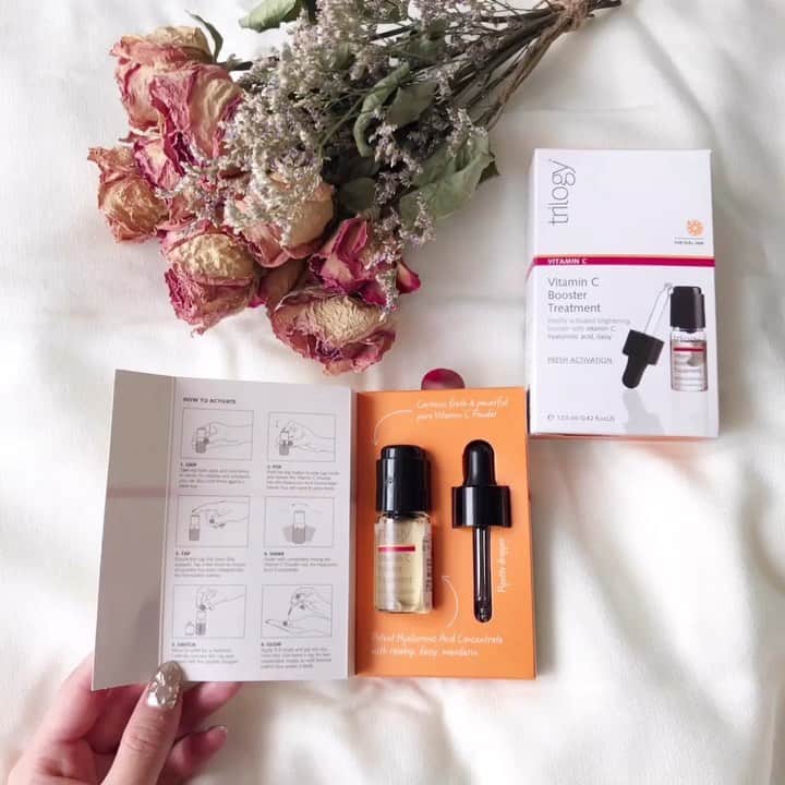 のインスタグラム：「コスメキッチンでお買い物🧺 @cosmekitchen . . trilogy  Cブースター トリートメント🍋🍋 2週間集中ケア美容液！！ . . 使用する直前に自分で ビタミンCパウダーと美容液を調合するの！✨ (調合するって言っても振るだけなんだけど😂) . . 直前に調合することにより、 より新鮮なビタミンCを お肌へ届けてくれるんだって🥰 . . この夏日焼けしてしまった肌にオススメ！ 使用感はベタつきはなくて、 肌の内側に浸透してプリッとするかんじ！ ちょっと贅沢だけど 2週間の集中ケアでお肌を労ろう💛 . . #トリロジー#Cブースタートリートメント　 #コスメキッチン#cosmekitchen #trilogy  #スキンケア #skincare #スキンケア動画  #コスメ動画 #メイク動画 #短期集中スキンケア #ビタミンC #美容液 #スキンケア好きな人と繋がりたい #2週間集中ケア」