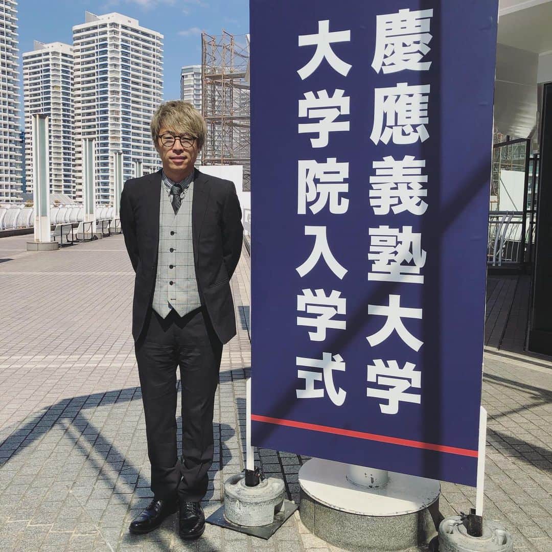 田村淳のインスタグラム：「ずっと言わないでいたのですが…自宅に消印のない手紙が送られてきたり、直接インターフォン鳴らして取材が来たり、なぜ知ってるのか？僕の携帯番号に直接電話がかかって来るようになったので、事実ではない記事が出る前に自分からお伝えします。慶應大学の通信課程に通っていたのですが…この春に再受験して慶應大学大学院メディアデザイン研究科に入学していました。青学受験の際に受験をメディアコンテンツにしてはいけないという反省から、今回は言わないようにしていたのですが…最近大学関連の取材が直接自宅に来るようになってきたので、自分から発信します。大学について取材したい方は所属事務所を通してお願い致します。自宅に直接来られると近所の方にも迷惑ですし、家族も不安がるので申し訳ないですが…事務所を通して下さい！通ってる大学にも迷惑をかけたくないので、吉本興業までご連絡を〒160‐0022 東京都新宿区新宿5‐18‐21電話番号は調べて下さい^_^」