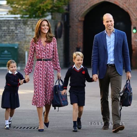 Harper's BAZAAR Japanさんのインスタグラム写真 - (Harper's BAZAAR JapanInstagram)「兄のジョージ王子と同じくロンドンの私立校トーマス・バタシー校に入学し、新たな生活をスタートさせる現在4歳のシャーロット王女。早速、初登校する姿をキャッチした写真が到着！キャサリン妃＆ウィリアム王子、兄ジョージ王子とともに学校にやってきた王女は、兄と同じ制服に身を包み、ピカピカの新しい靴を履いて、ちょっぴり緊張気味の様子？  そんなはにかむ表情もキュートなシャーロット王女、これから希望に満ちたステキなスクールライフが待ち受けていますように！  #シャーロット王女 #princesscharlotte #英国王室 #ロイヤルファミリー #harpersbazaar #harpersbazaarjapan #ハーパーズバザー」9月6日 16時06分 - harpersbazaarjapan