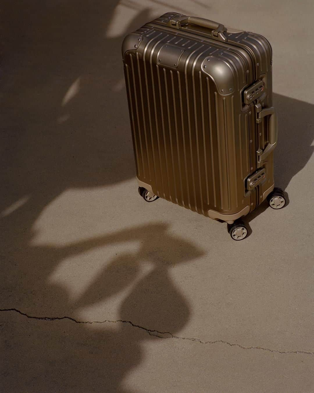 リモワさんのインスタグラム写真 - (リモワInstagram)「The RIMOWA Original Cabin in titanium through the lens of photographer Milan Zrnic.⁣ ⁣⁣⁣⁣ ⁣⁣#RIMOWA #RIMOWAoriginal」9月6日 16時00分 - rimowa