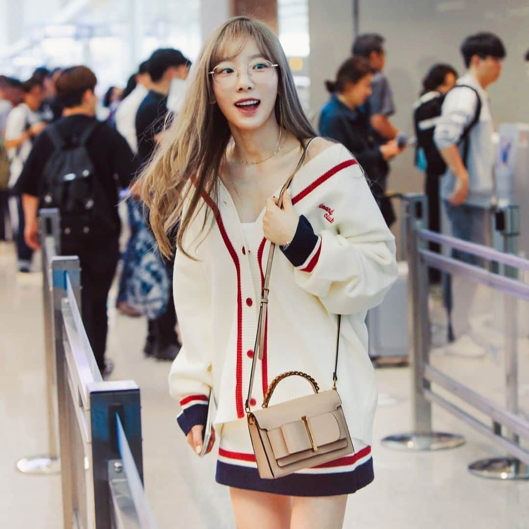 CHARLES & KEITHさんのインスタグラム写真 - (CHARLES & KEITHInstagram)「Spotted in Incheon, South Korea: @taeyeon_ss with our lovely bow buckle bag. Tap to shop now.  #CharlesKeithSpotted  Product featured:  Bow buckle chain top handle bag」9月6日 16時00分 - charleskeithofficial