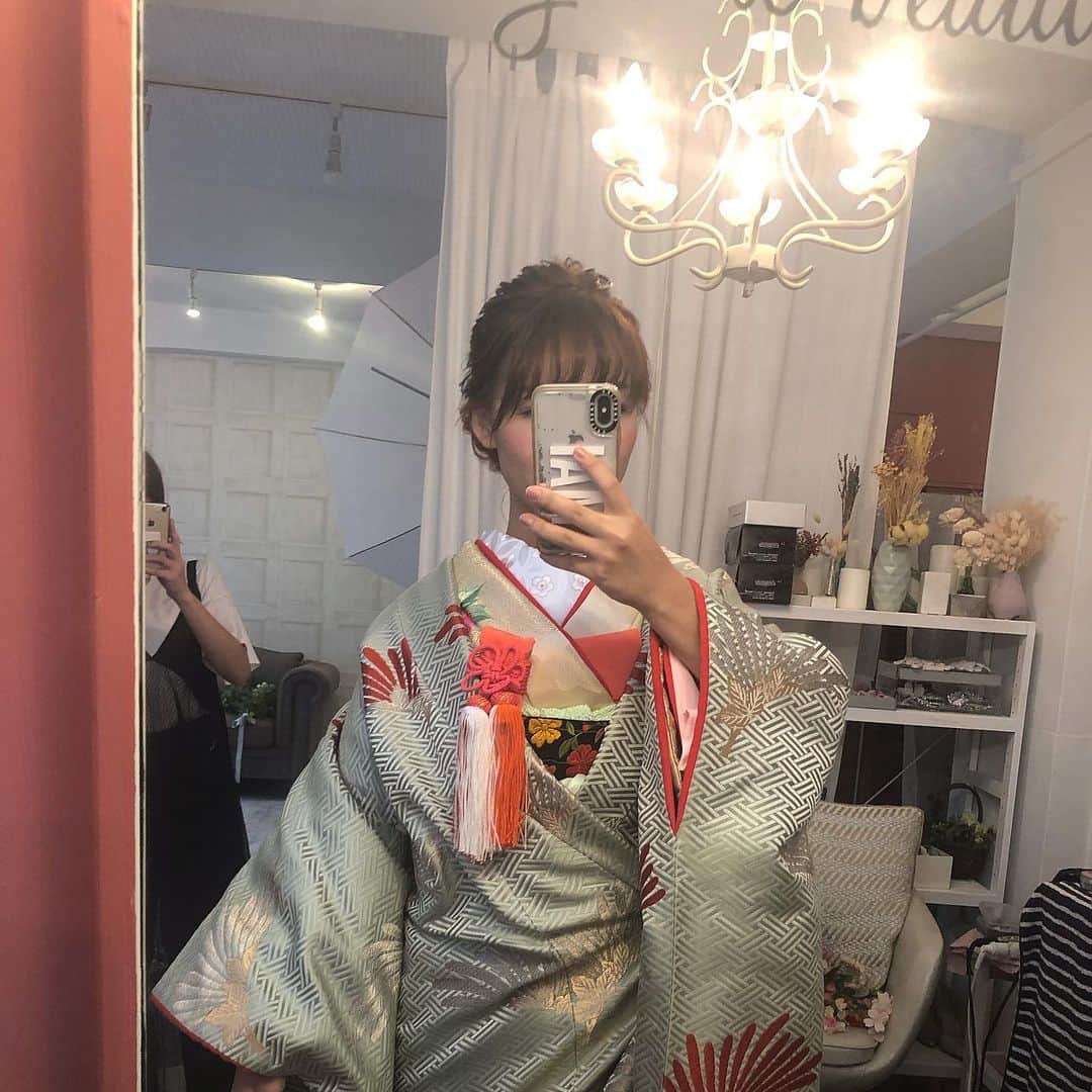 安原舞さんのインスタグラム写真 - (安原舞Instagram)「﻿ 和装の可愛さよ、、、伝われっ！！！﻿ ﻿ ﻿ ﻿ ﻿ ん？﻿ 後ろで写真撮られてる？？🤫（笑）﻿ ﻿ ﻿ #花嫁撮影」9月6日 16時02分 - mai_yasuhara