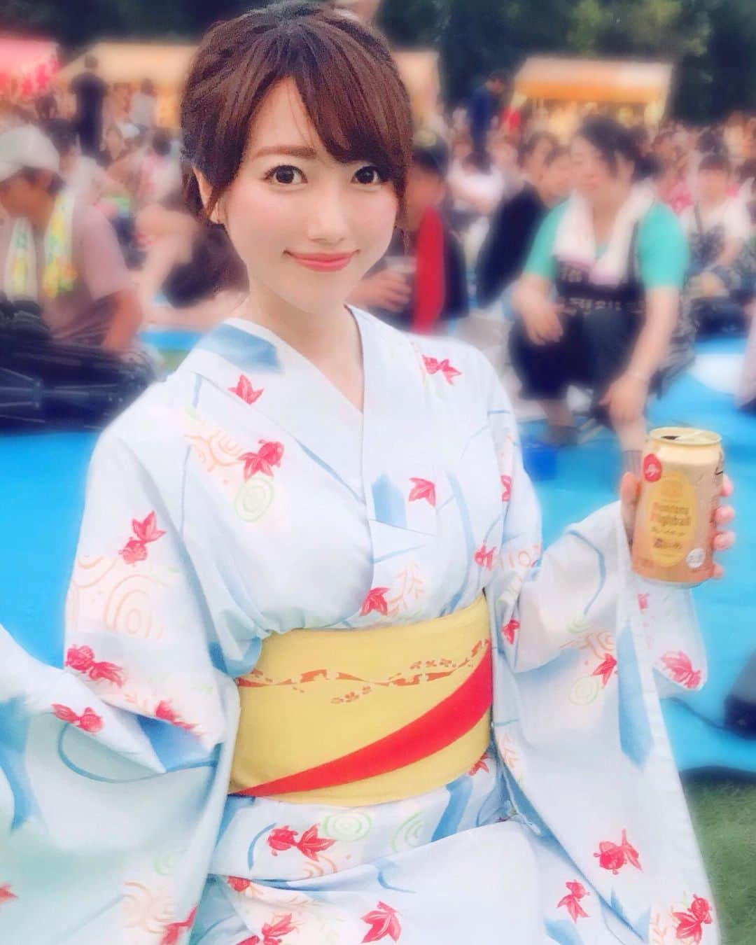 佐倉知里のインスタグラム：「. はなび✺⋆* 地元の方の優しさでとっってもいい場所で見れた🥺目の前頭の上ぜーんぶ花火💓感動でした(⑉• •⑉)🌼 . . . #前橋花火大会  #810 #浴衣は金魚柄 #ハイボール #濃いめ #イカ焼き大好き #ぐんまちゃん . . 次の日のお蕎麦もおいしかったなぁ♡」
