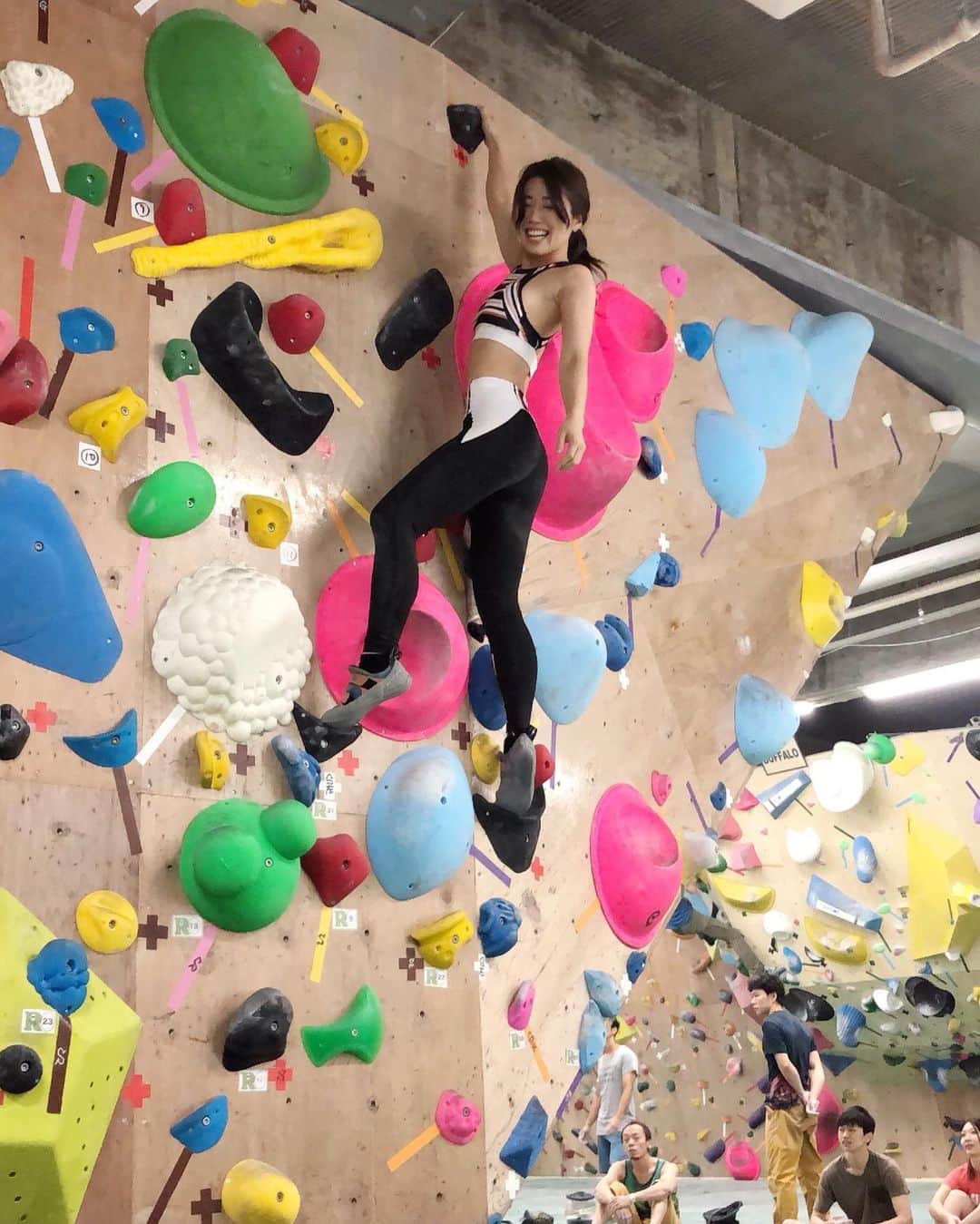 のインスタグラム：「こんにちは☆ : 『優さんが42.195キロのフルマラソンにチャレンジしたのは何でですか？』 : と聞かれて、 走る事が好きだからです！ なんて思ってない事は言えず。笑 : 真剣に答えた時に自分の本当の気持ちに気付きました。 : 誰もが やりたくない。 私には出来ない。 と思っているジャンルを自ら選択してチャレンジする事。 : やり遂げる事で身につく自信☆ それを手に入れたいなと思ったからです。 : フルマラソンという長い長い道のりの中で、 見つめなおせたのは自分の性格でした。 : 2時間ほど経過して、 10キロ、20キロを超えてきた時に、 だいたい足痛くなります。笑 : 後はもう、根性論。 : 足を止めるのも自分。 前に進み続けるのも自分。 : 私はその時に、 フルマラソンを走るきっかけをくれた MK CAFEオーナーの @mk_kiku  菊池さんの言ってくれた事を思い出します。 : 自分に嘘をつかない人生を送る事。 それは自分を強くする。 誰も見てない時にどれだけ頑張れるか。 : 人から見た評価ではなく、 自分はやってきたこれに勝る自信はない。 : この3年半、近くでその事をとても大切にしている菊池さんの言葉を聞いてからフルマラソンで常に 目標に持っている事は、 タイムでも、誰かに勝つことでもなく私は足を止めずに前に向かって走り続ける事です。 : #フルマラソン で学ぶ事は私の仕事に向き合う姿勢にも繋がります！ : さあ、次回は10月13日の 〝宮城復興マラソン2019〟 自分との戦いに挑んでいきます☆ : 写真は、先日始めてやらせて頂いたボルタリング☆ ステキなメンバーのおかげでめちゃくちゃ楽しかったです！ @wild_gravity 希さん！ ありがとうございます☆ @yuri_s_official @_umetomo_  #power #food  #happy  #smile #dream  #フードコーディネーター #食育インストラクター #テーブルコーディネーター  #東京 #鯖バーガー #coffee #girl #ファインダー越しの私の世界 #art #style #love #fitness #life #healthy #鯖バーガー専門店 #38ism.  #筋トレ  #workout #腹筋女子 #sports #sixpack #ボルタリング  #スポーツウェア は @lavia_sport のです☆」