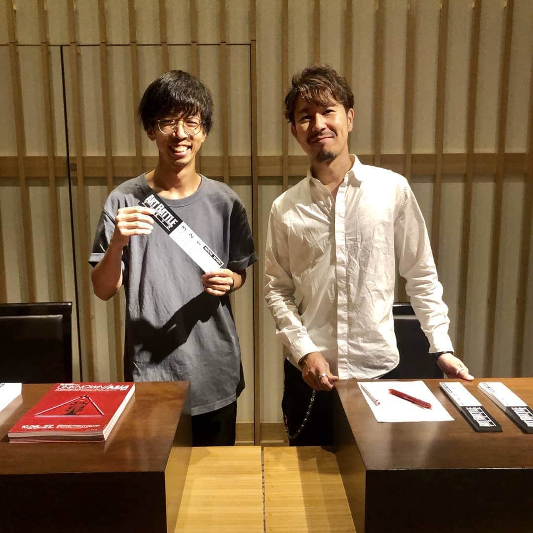 Warehouse TERRADA 寺田倉庫さんのインスタグラム写真 - (Warehouse TERRADA 寺田倉庫Instagram)「即興でパフォーマンスを競い、観客の投票で勝者が決定するNY発祥のライブアートイベント「ART BATTLE」が本日、ザ・リッツ・カールトン京都で開催されました。リズミカルなBGMの中、 気鋭のアーティスト達が目の前で作品を描き上げていくパフォーマンスは圧巻。会場が一体となって盛り上がりました。  ART BATTLE is a live painting event originated in New York. Artists improvise paintings, and the audience votes for the winner. Today it was held at The Ritz-Carlton, Kyoto. It was spectacular to see that spirited artists were creating their works right in front of the audience while rhythmic music was booming in the background. The entire venue was excited by the event.  #artbattle #artbattlejapan #art #アートバトル #アートバトル京都 #寺田倉庫 #warehouseterrada #liveart #artevent #アート」9月6日 16時17分 - warehouse_terrada