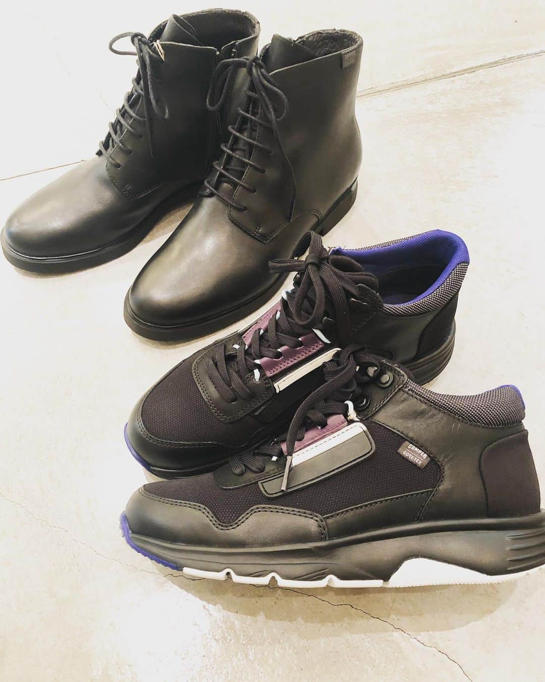 のインスタグラム：「ずーっと防水の靴を探していましたが、やっと見つけたCAMPER @camper_japan のGore-Texの2足✨ レザーでGore-Tex✨（カジュアル過ぎないのに雨でも雪でも怖くない😆）クッション性もあるから歩きやすくて、しかも軽い。 これほんとにさいこう😍😍😍 ・ ・ #camper #来月のパリに持って行くんだ#これでたくさん歩ける😍#えみちゃんありがとう😭🙏#前回は石畳と硬い革底にやられて腰痛くなったから😭」