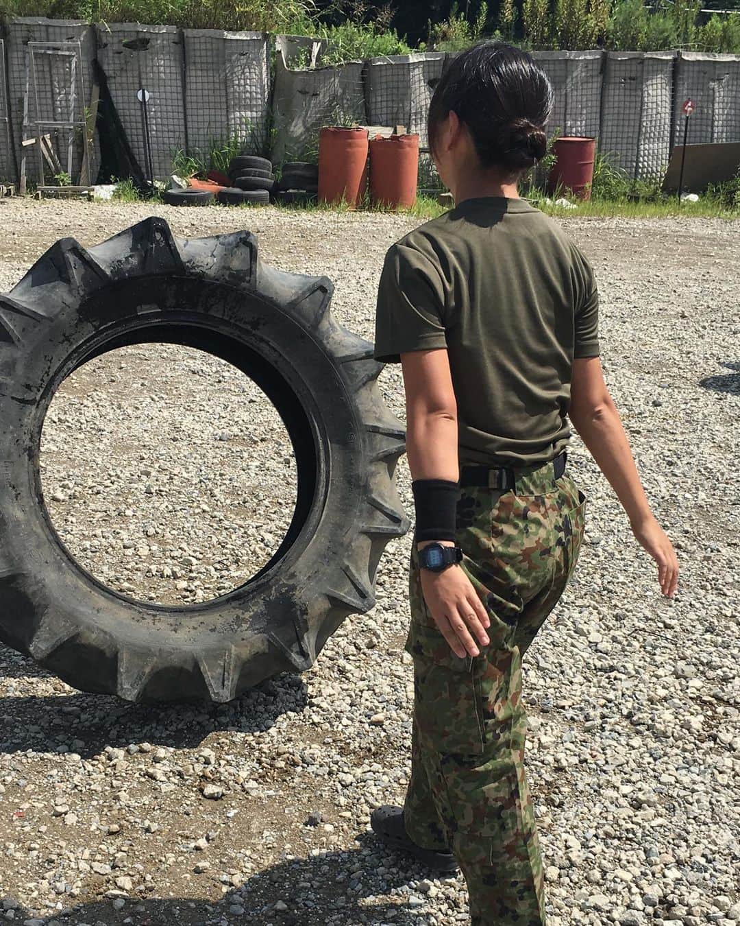 みりどる乙夜さんのインスタグラム写真 - (みりどる乙夜Instagram)「撮影でサバパーに行ったら、タイヤを見つけてタイヤフリップ！小さめサイズでした😆 #training #tireflips #tires #gym #fitness #musclegirls #muscle #military #militaryfitness #militarywomen #militarymuscle #militarylife #jgsdf #tasmaniantiger #gshockwatch #gshock #筋トレ #筋トレ女子 #タイヤフリップ #タイヤ #ミリタリー女子 #ダイエット #撮影 #ミリドル #乙夜」9月6日 16時29分 - itsuya_miridoru