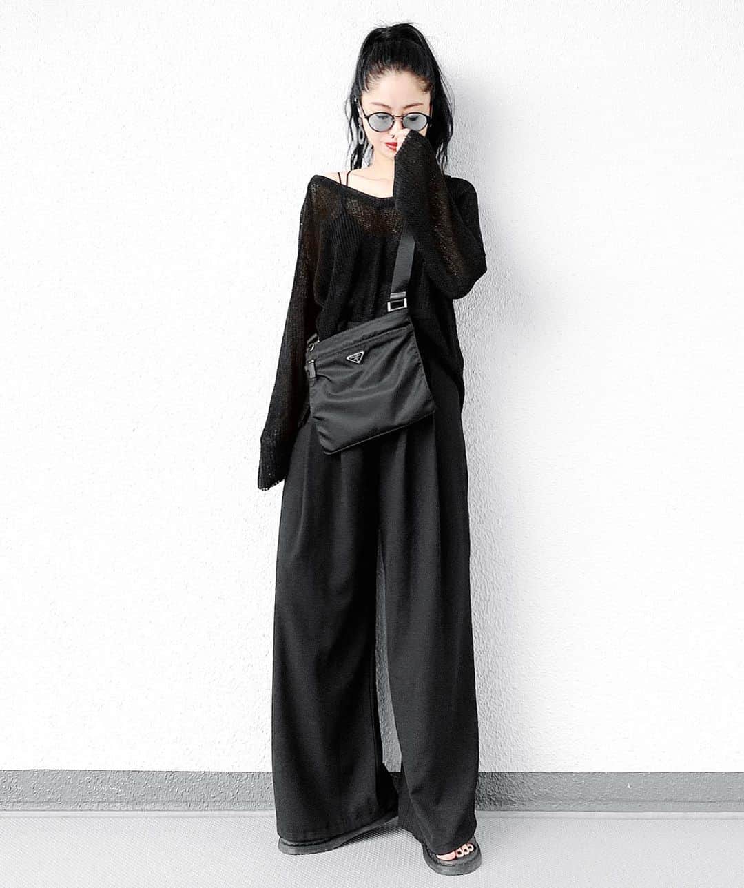 lve_xxxxのインスタグラム：「.﻿ .﻿ 今夜(9/6 20:00〜)発売になる﻿ @lveu.official ﻿ ﻿ ☑︎ Loose V-knit﻿ BLACK / WHITE / LIGHT BEIGE﻿ 3色展開﻿ ﻿ Vネックで透け感有﻿ 袖の長さといいゆるっと感。﻿ ﻿ 今時期から着られる長袖は﻿ 重宝アイテム！﻿ ﻿ これは、使える！と﻿ 3色オーダーしちゃいました🙆‍♀️←﻿ ﻿ @lveu.official Webにて﻿ 発売前商品一覧ご覧いただけますので﻿ 是非チェックしてみてください☺︎﻿ ﻿ ﻿ その他コーデアイテム詳細は﻿ WEARをご覧くださいませ。﻿ ﻿ WEAR ： lvexxxx ﻿﻿﻿ 💻 https://wear.jp/sp/lvexxxx/﻿﻿ ﻿﻿﻿ －－－－－－－－－－－－－－－－－－﻿﻿﻿ ﻿﻿﻿ 📢コメント頂ける際は、﻿﻿﻿ 最新投稿にお願い致します。﻿﻿﻿ ﻿﻿﻿ 過去投稿に頂いた際、気がつかない事もあり﻿﻿ お返事致しかねる場合が御座います🙇‍♀﻿﻿ ️﻿﻿﻿」