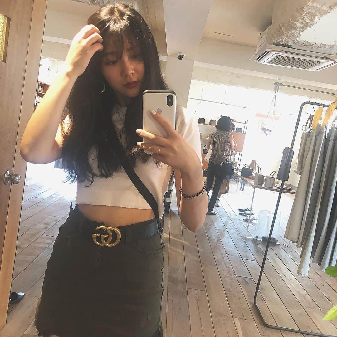 のインスタグラム：「最近お気に入りのお店😊 . アクセサリーがめちゃかわ、、 古着も沢山ある...💜 . . トップス→ZARA スカート→Chuu . #accessories #vintage #gucci #zara #chuu #korea #홍대」